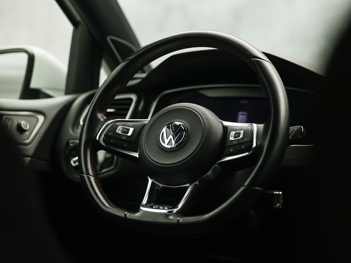 Volkswagen Golf 2.0 TSI GTI Performance 245Pk Automaat (VIRTUAL COCKPIT, APPLE CARPLAY, GROOT NAVI, MODE KNOP, DYNAUDIO, CAMERA, STOELVERWARMING, ADAPTIVE CRUISE, DODEHOEK DETECTOR, NIEUWSTAAT)