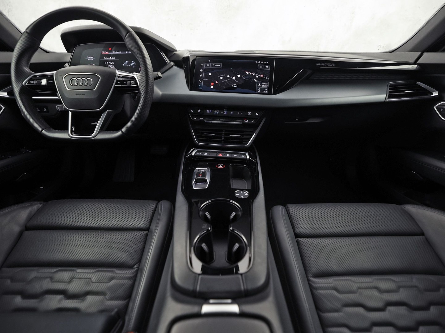 Audi e-tron GT GT 93 kWh Automaat 476Pk (PANORAMADAK, SOH 92,8%, APPLE CARPLAY, 360 CAMERA, MATRIX LED, BANG&OLUFSEN, ELEKTRISCHE STOELEN, STOELVERWARMING/KOELING, NIEUWSTAAT)