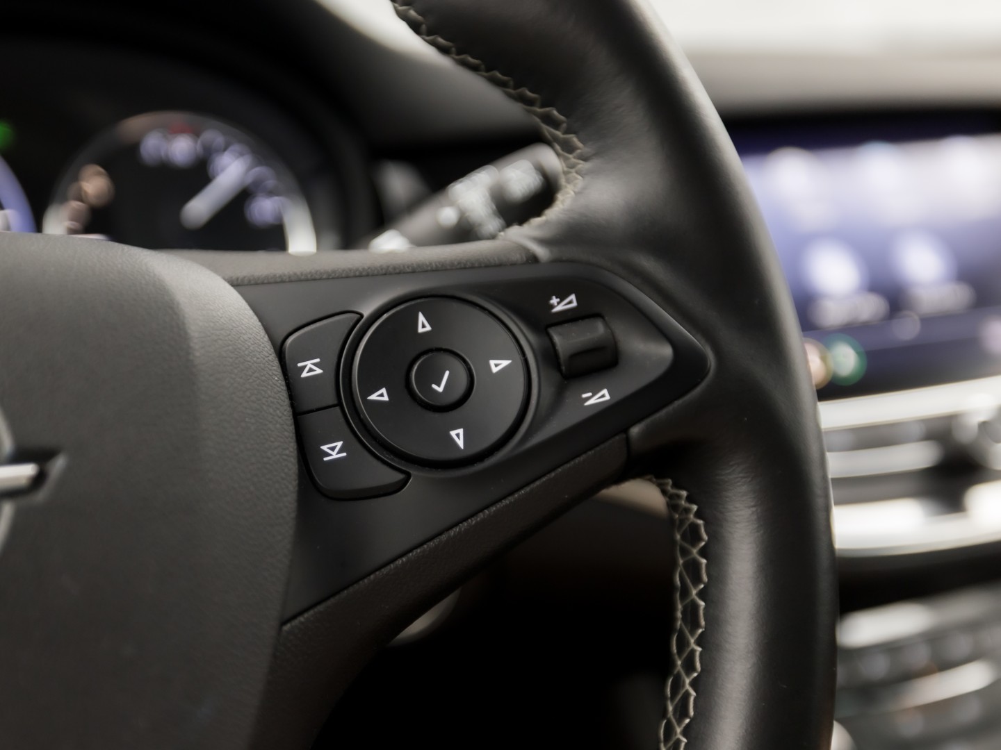 Opel Astra Sports Tourer 1.2 Innovation Sport (APPLE CARPLAY, DIGITALE COCKPIT, GROOT NAVI, CLIMATE, CAMERA, TREKHAAK, SPORTSTOELEN, GETINT GLAS, KEYLESS, ADAPTIVE CRUISE, NIEUWSTAAT)
