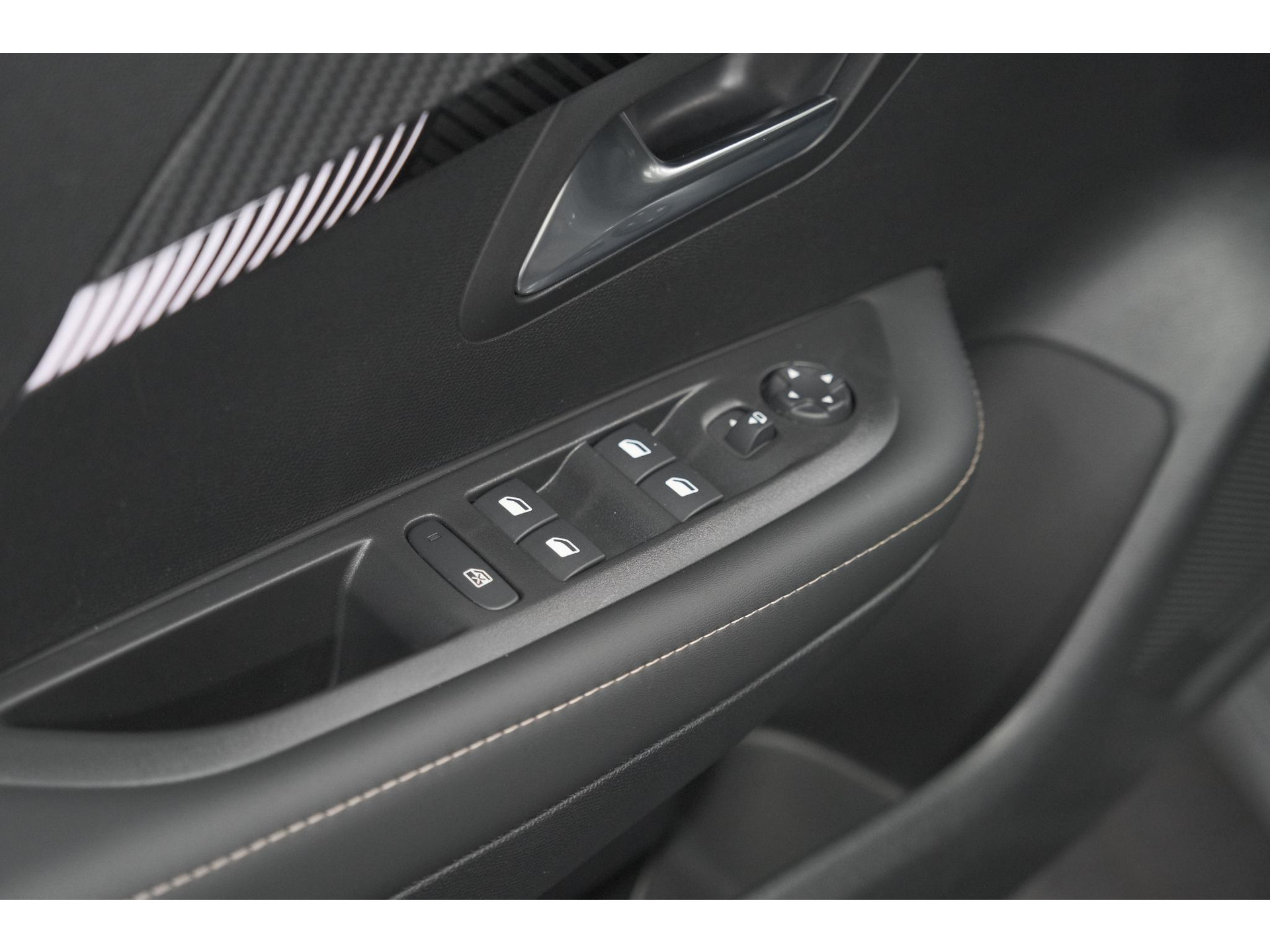 Peugeot 208 1.2 Hybrid 110 e-DCS6 Allure | Apple Carplay | Parkeersensoren Voor + Achter | Climate Control