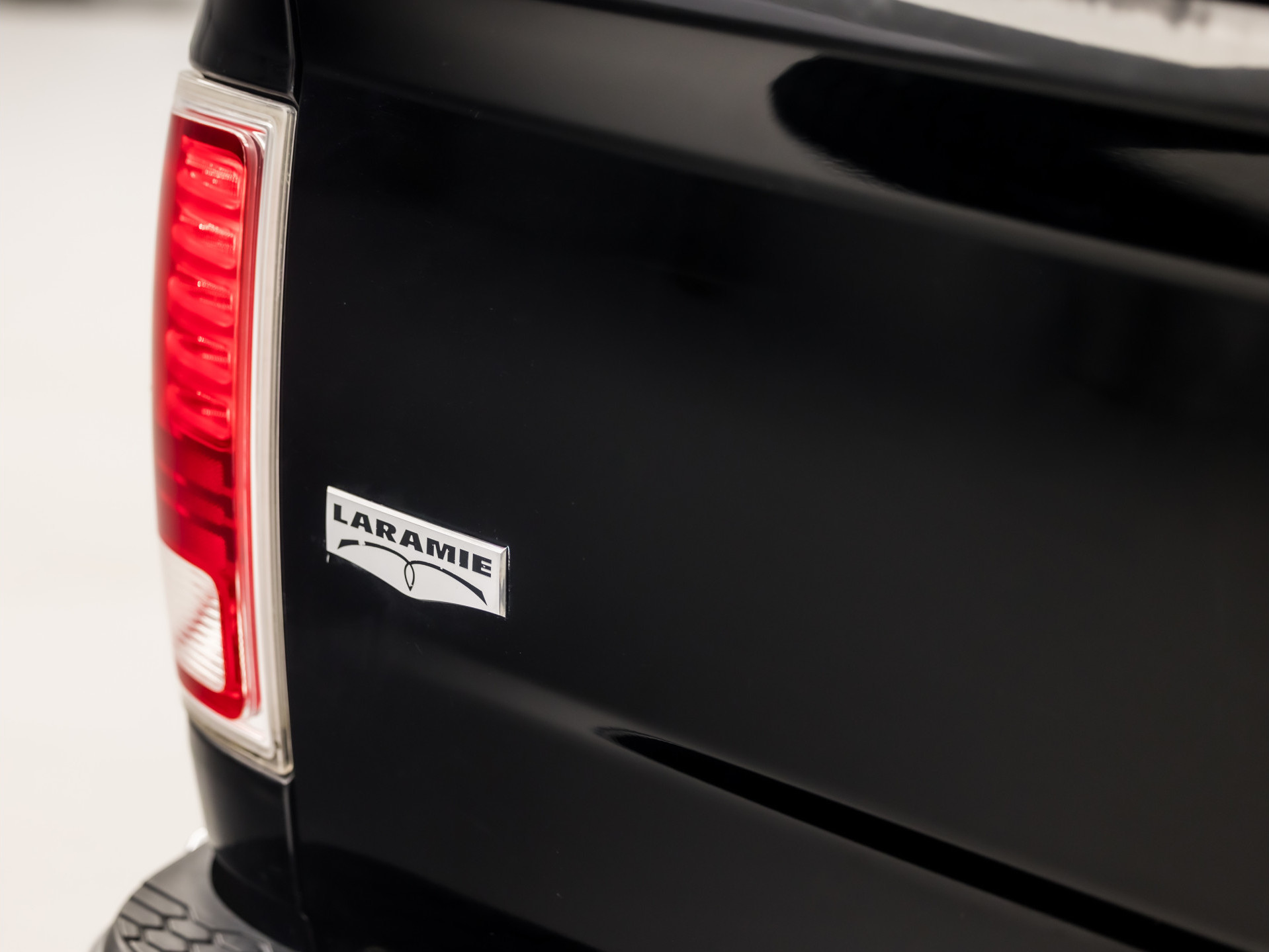 Dodge Ram 5.7 V8 4x4 Quad Cab 6'4 402Pk Automaat (MARGE, SCHUIFDAK, LUCHTVERING, STOELKOELING/VERWARMING, NAVIGATIE, CAMERA, LEDER, MEMORY SEATS, TREEPLANKEN, TREKHAAK, KEYLESS, GETINT GLAS, NIEUWE APK, NIEUWSTAAT)