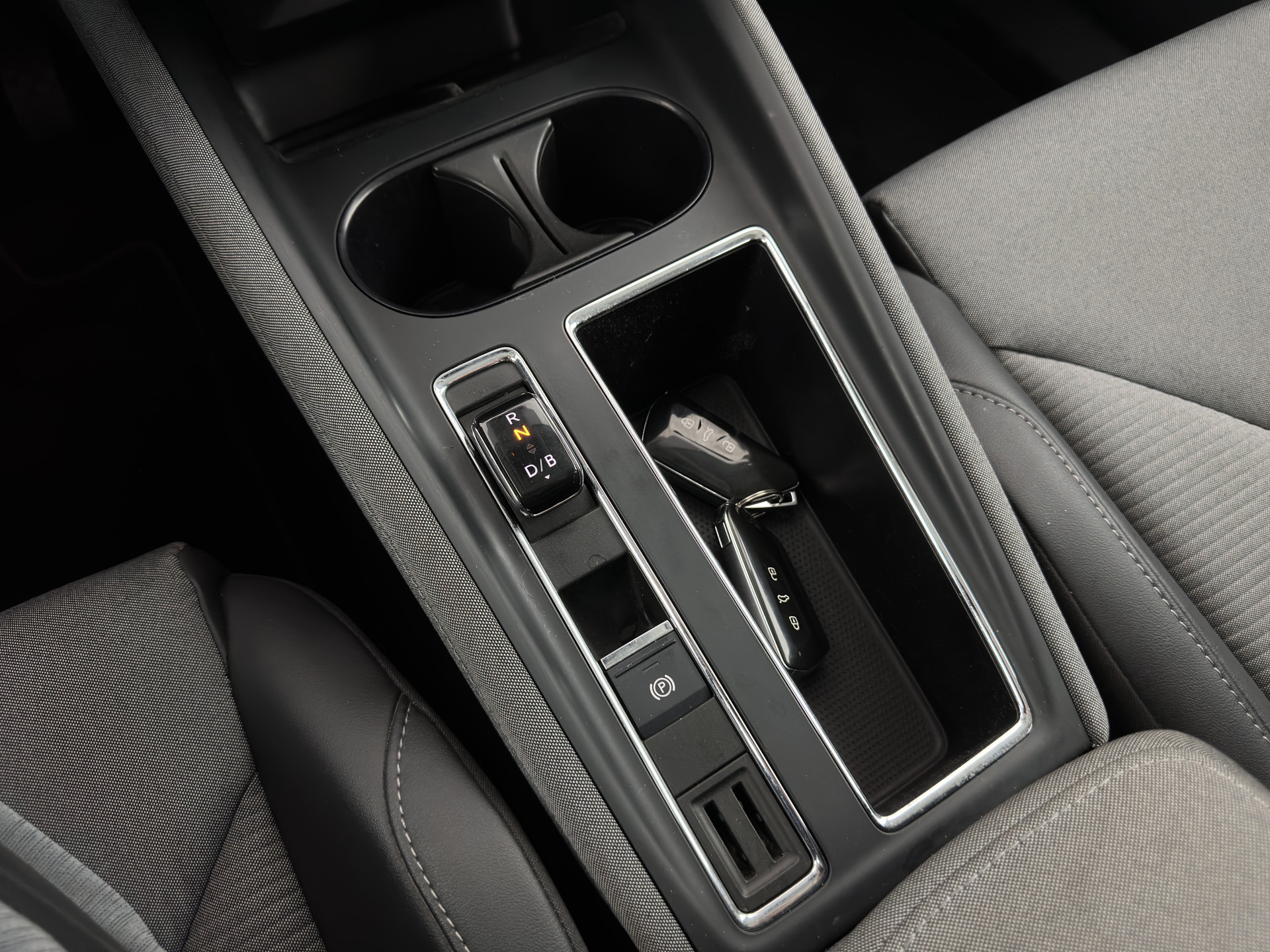 ŠKODA Enyaq iV 80 [ 3-Fase ] {SOH-88% } (INCL-BTW) *LEATHER-FABRIC | FULL-LED | DIGI-COCKPIT | CAMERA | KEYLESS | NAVI-FULLMAP | AMBIENT-LIGHT | ECC | HEATED-COMFORTSEATS | DAB+ | PDC | CRUISE | CARPLAY | TOWBAR | 19"ALU*