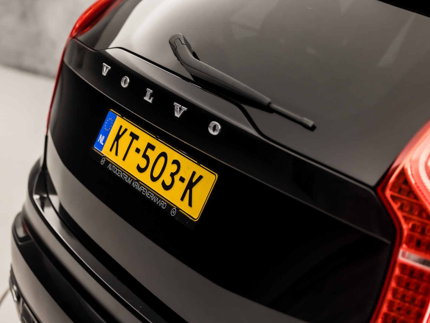 Volvo XC90 2.0 T8 Twin Engine AWD R-Design 7 Persoons 408Pk Automaat (PANORAMADAK, 1e EIGENAAR, LUCHTVERING, APPLE CARPLAY, BOWERS&WILKINS, HEAD-UP DISPLAY, STUUR/STOELVERWARMING, CAMERA, ELEK ACHTERKLEP, NIEUWSTAAT)