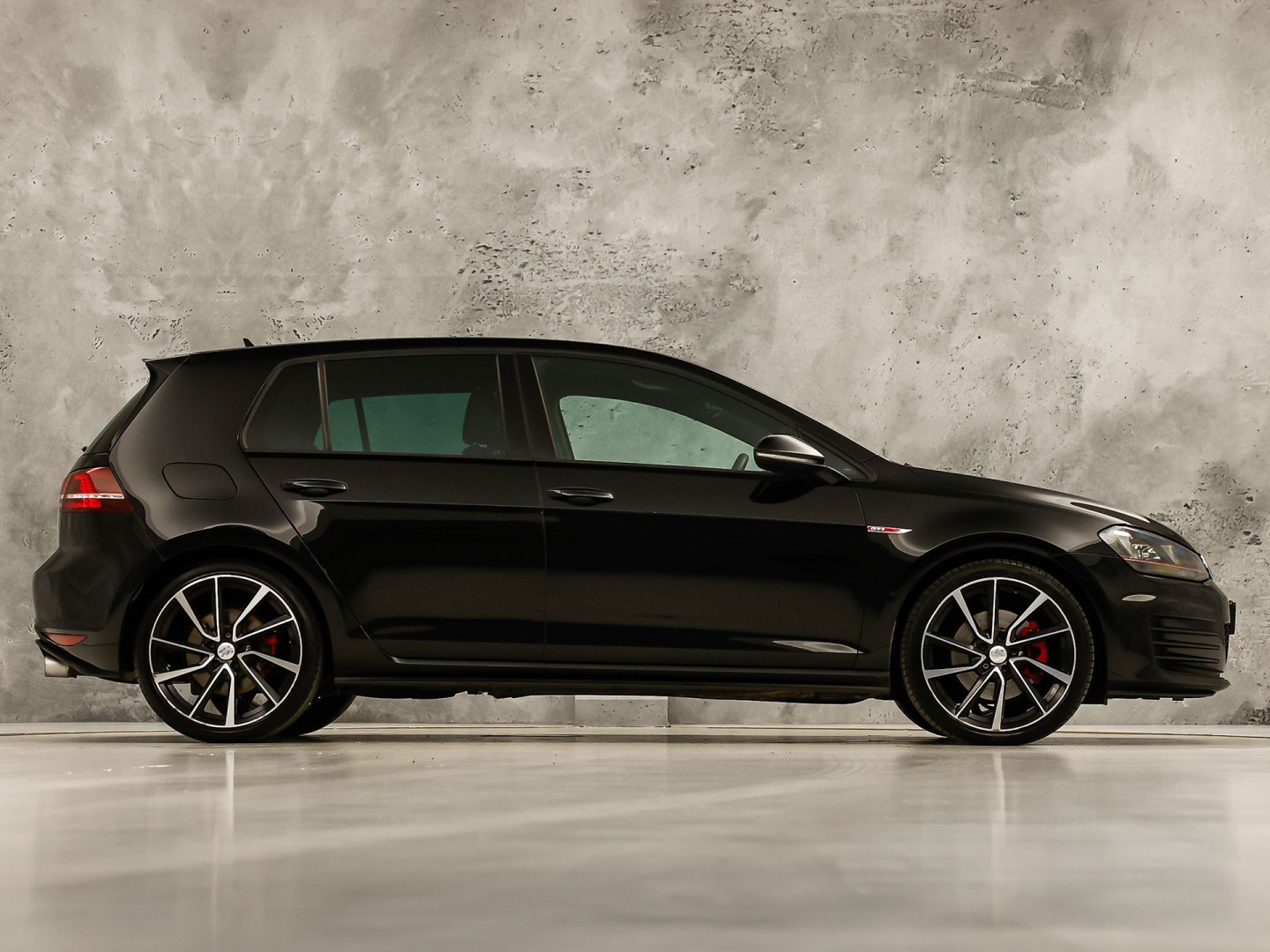 Volkswagen Golf 2.0 TSI GTI 220Pk Automaat (NAVIGATIE, CLIMATE, LEDER, STOELVERWARMING, SPORTSTOELEN, GETINT GLAS, XENON, NIEUWSTAAT)