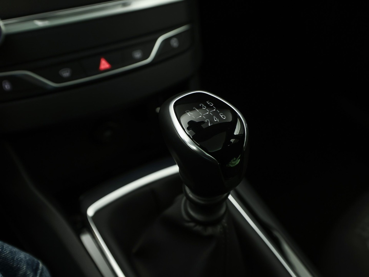 Peugeot 308 SW 1.2 PureTech Sport (PANORAMADAK, APPLE CARPLAY, GROOT NAVI, TREKHAAK, GETINT GLAS, SPORTSTOELEN, PARKEERSENSOREN, CRUISE, NIEUWSTAAT)
