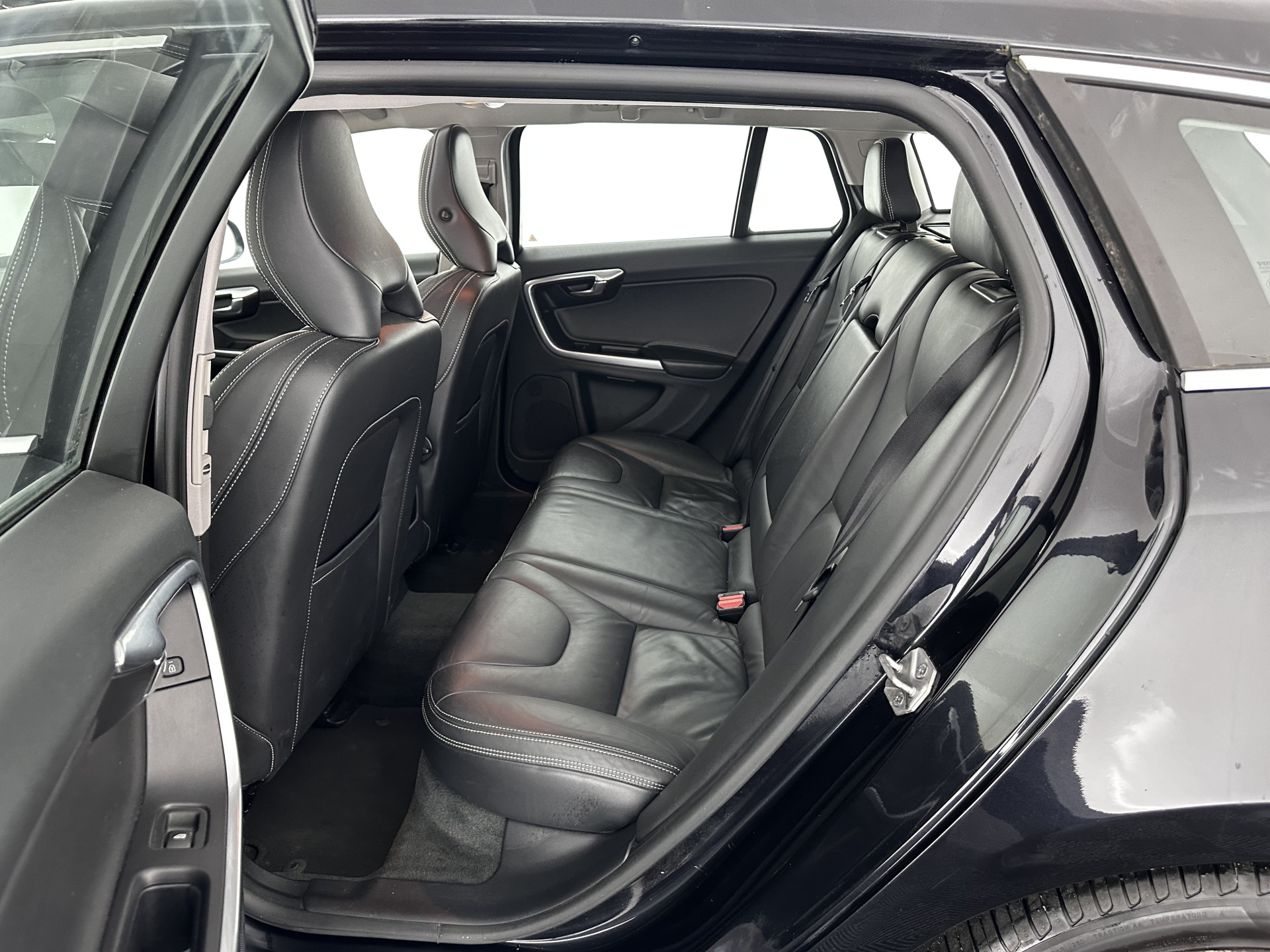 Volvo V60 2.4 D6 AWD Hybrid Summum ( Plug-In) Aut. *PANO | BI-XENON | LEATHER | PREMIUM-SOUND-AUDIO | NAVI-FULLMAP | MEMORY-PACK | ADAPTIVE-CRUISE | CAMERA | HEATED-SPORTSEATS | TOWBAR | BLINDSPOT | 18"ALU*