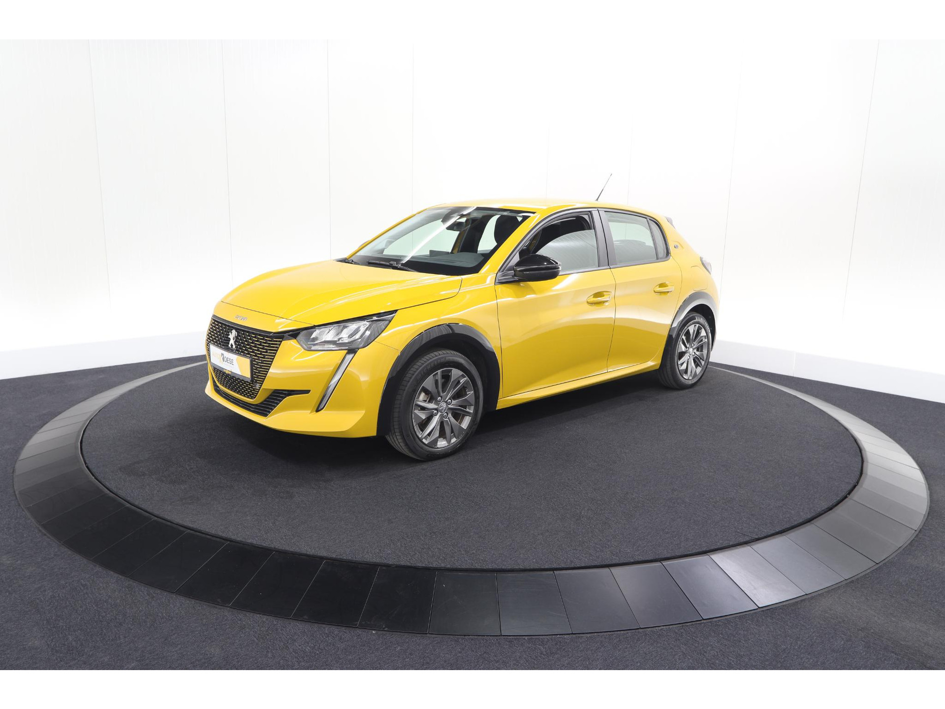 Peugeot e-208 EV Active Pack 50 kWh | 96,8% SOH | Navigatie | Parkeersensoren | Stoelverwarming