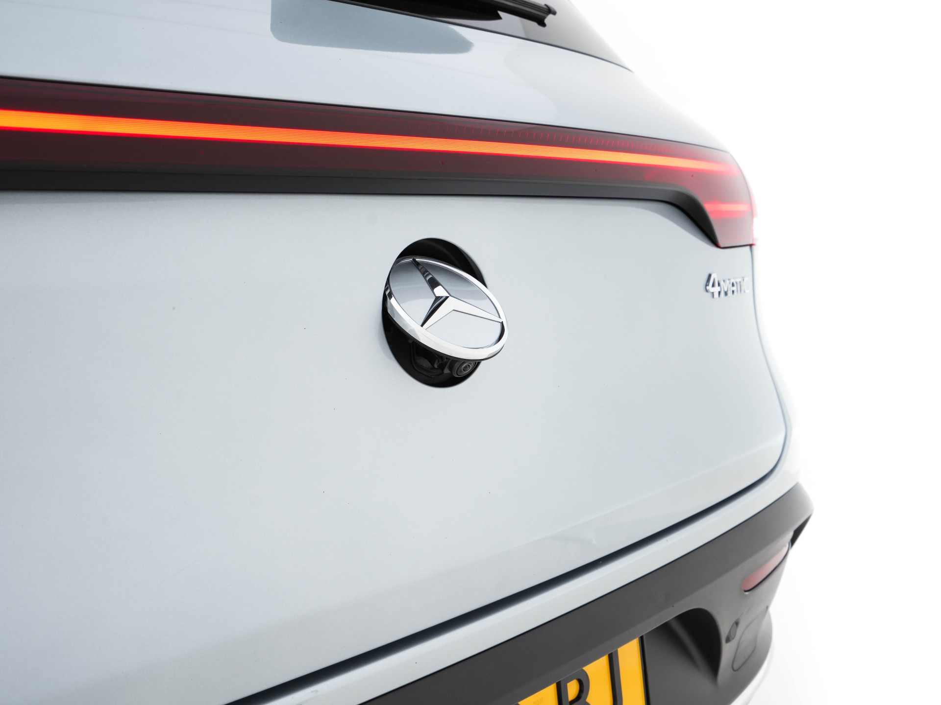 Mercedes-Benz EQC 400 4MATIC AMG-Pack Premium Plus 80 kWh (3-Fase) {SOH-94%} (INCL-BTW) *PANO | WIDESCREEN | HEAD-UP | DISTRONIC | MULTI-BEAM | BURMESTER-AUDIO | MEMORY-PACK | TOP-VIEW | KEYLESS | LEATHER | SPORT-SEATS | DAB+ | AMBIENT-LIGHT | 20''