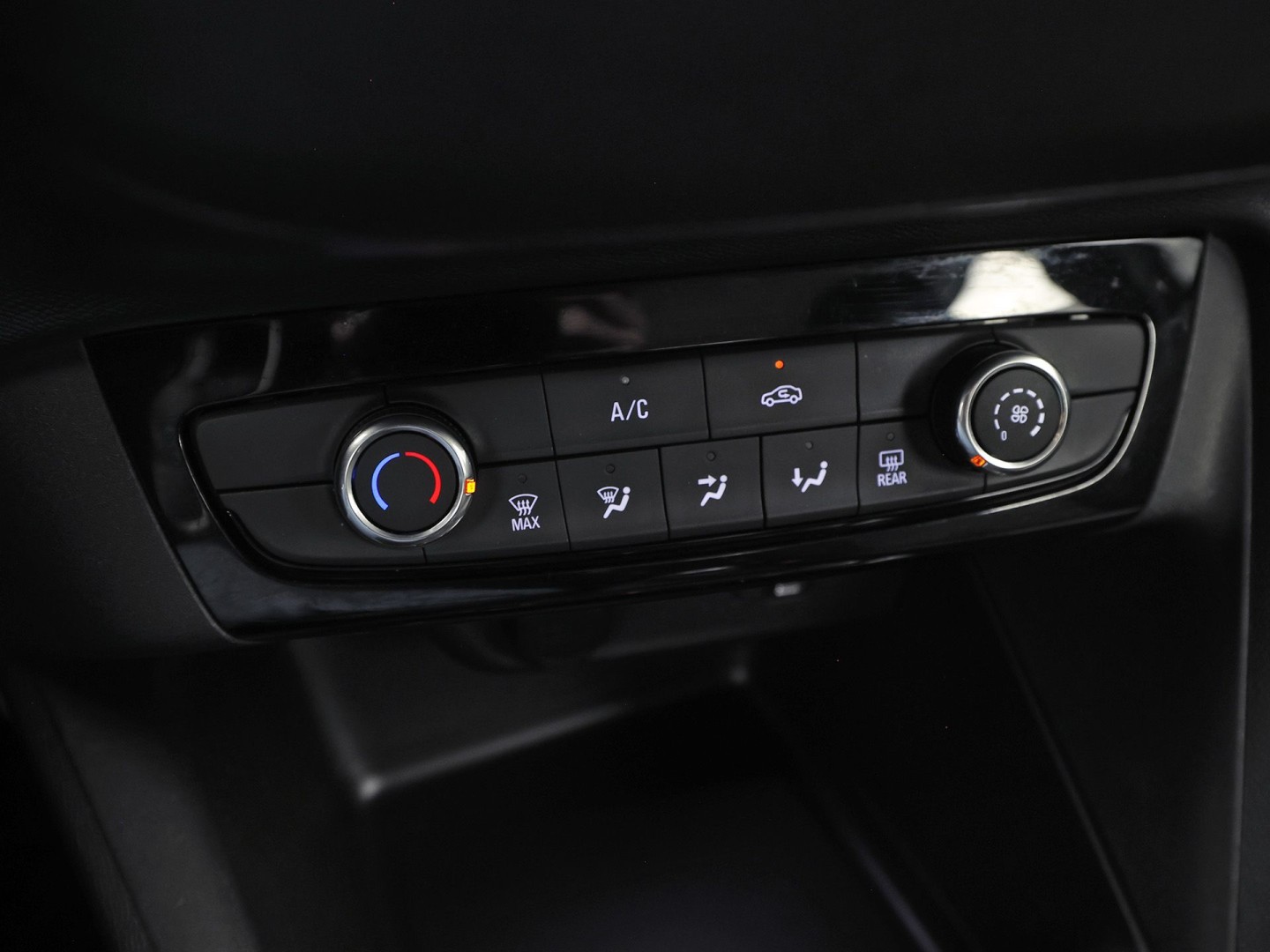 Opel Corsa 1.2 Sport (APPLE CARPLAY, GROOT NAVI, 360 CAMERA, CRUISE, PARKEERSENSOREN, LEDER STUURWIEL, SPORTSTOELEN, LM VELGEN, NIEUWSTAAT)