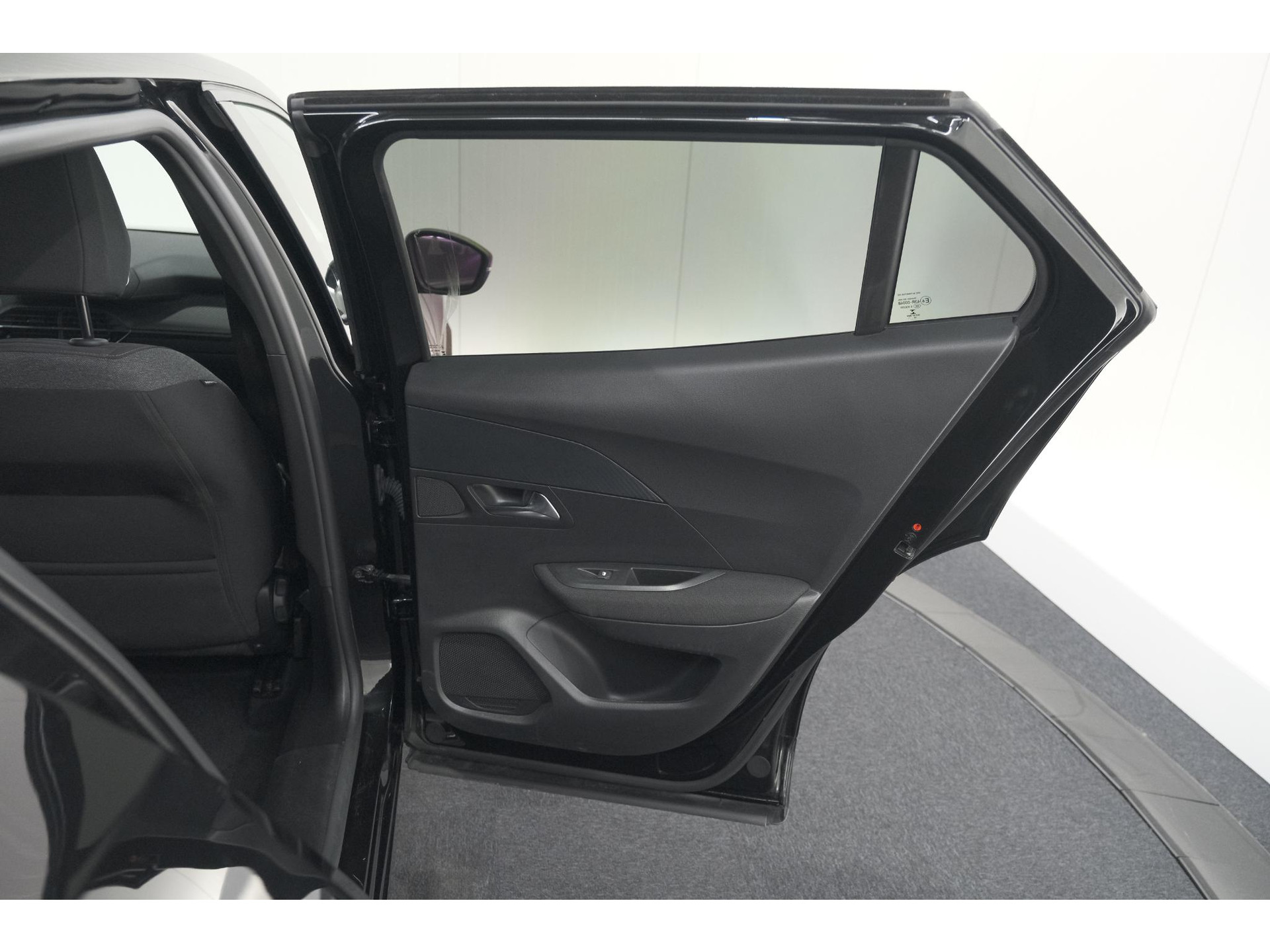 Peugeot 2008 PureTech 130 EAT8 Active Pack | Parkeersensoren | Apple CarPlay | Climate Control | Stoelverwarming