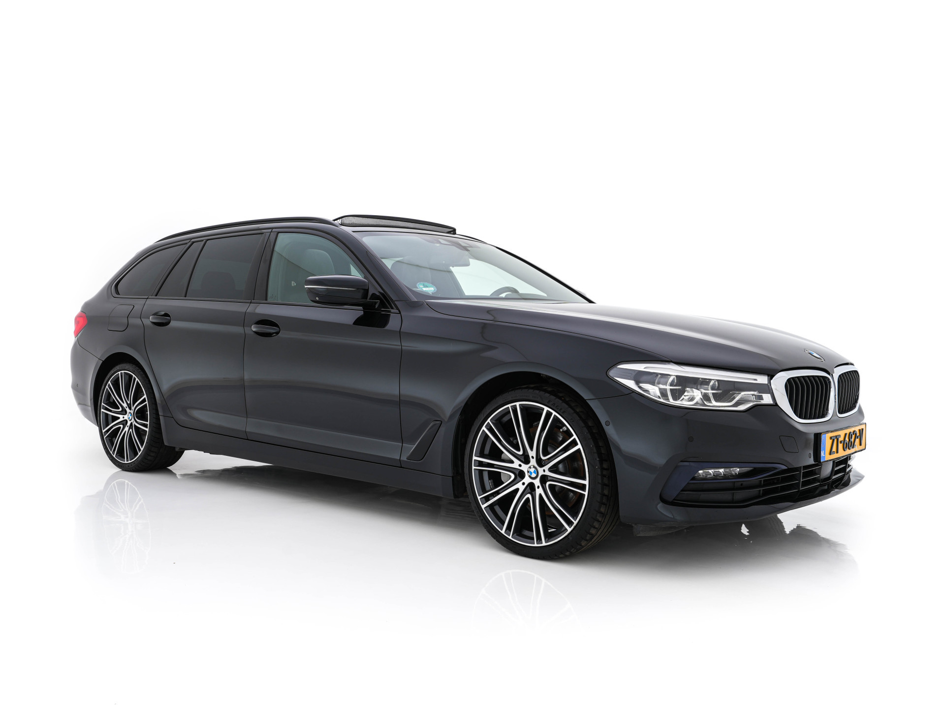 BMW 5-serie Touring 530d Sportline High Executive Aut. *PANO | LEATHER | FULL-LED | MEMORY-PACK | TOP-VIEW | HEATED-COMFORTSEATS | NAVI-FULLMAP | PRIVACY-GLASS | AMBIENT-LIGHT | ECC | CARPLAY | PDC | TOWBAR | SHIFT-PADDLES | 20"ALU*