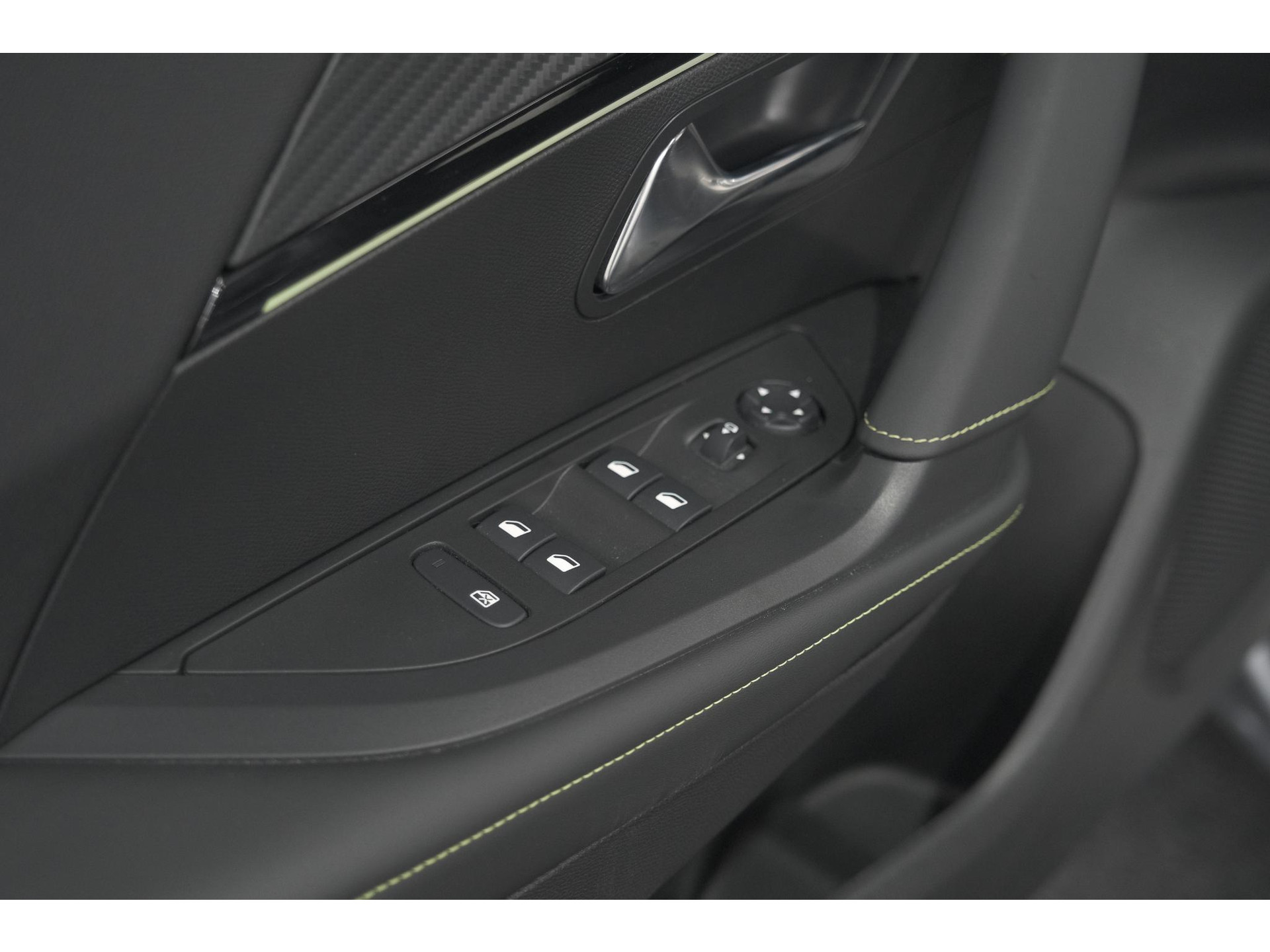 Peugeot 2008 PureTech 130 EAT8 GT | 360 Camera | Stoelmassage | Adaptieve Cruise Control | Dodehoekdetectie