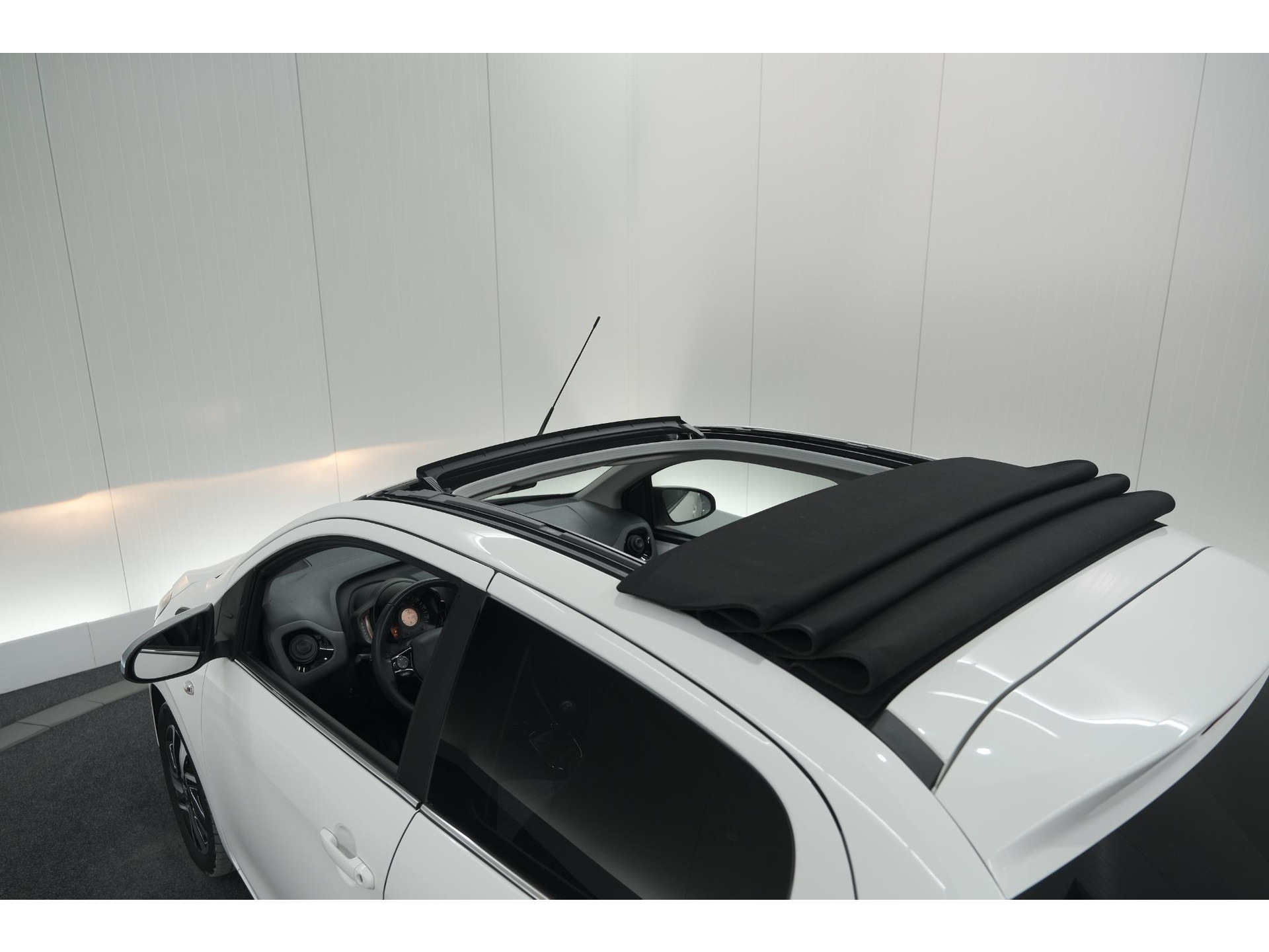 Peugeot 108 1.0 e-VTi Allure TOP! | Elektrisch Vouwdak | Camera | Navigatie | Climate Control