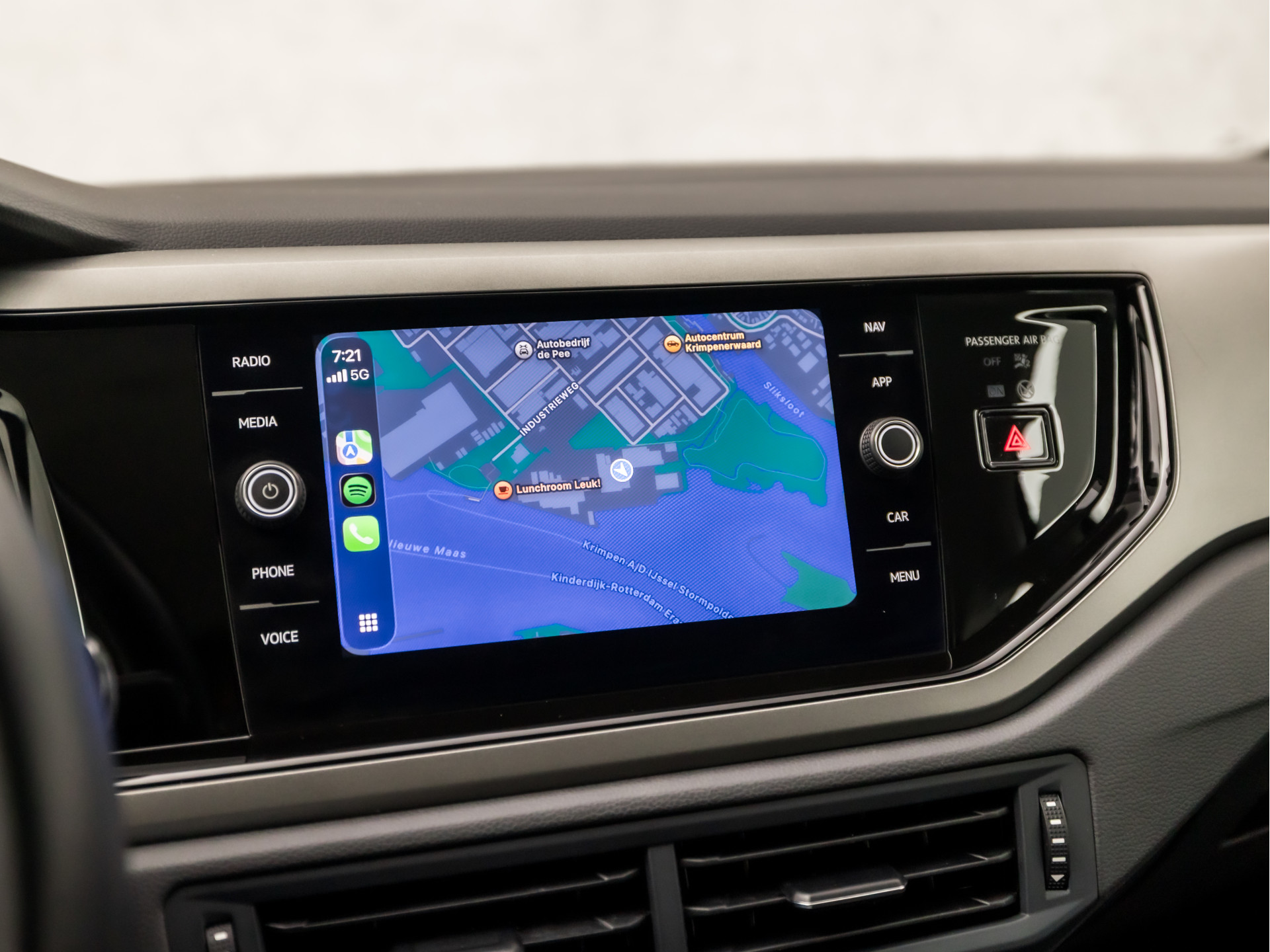 Volkswagen Polo 1.0 TSI Sportline (APPLE CARPLAY, GROOT NAVI, CLIMATE, CAMERA, SPORTSTOELEN, LM VELGEN, ADAPTIVE CRUISE, MODE KNOP, PARKEER ASSISTENT, PARKEERSENSOREN, NIEUWSTAAT)
