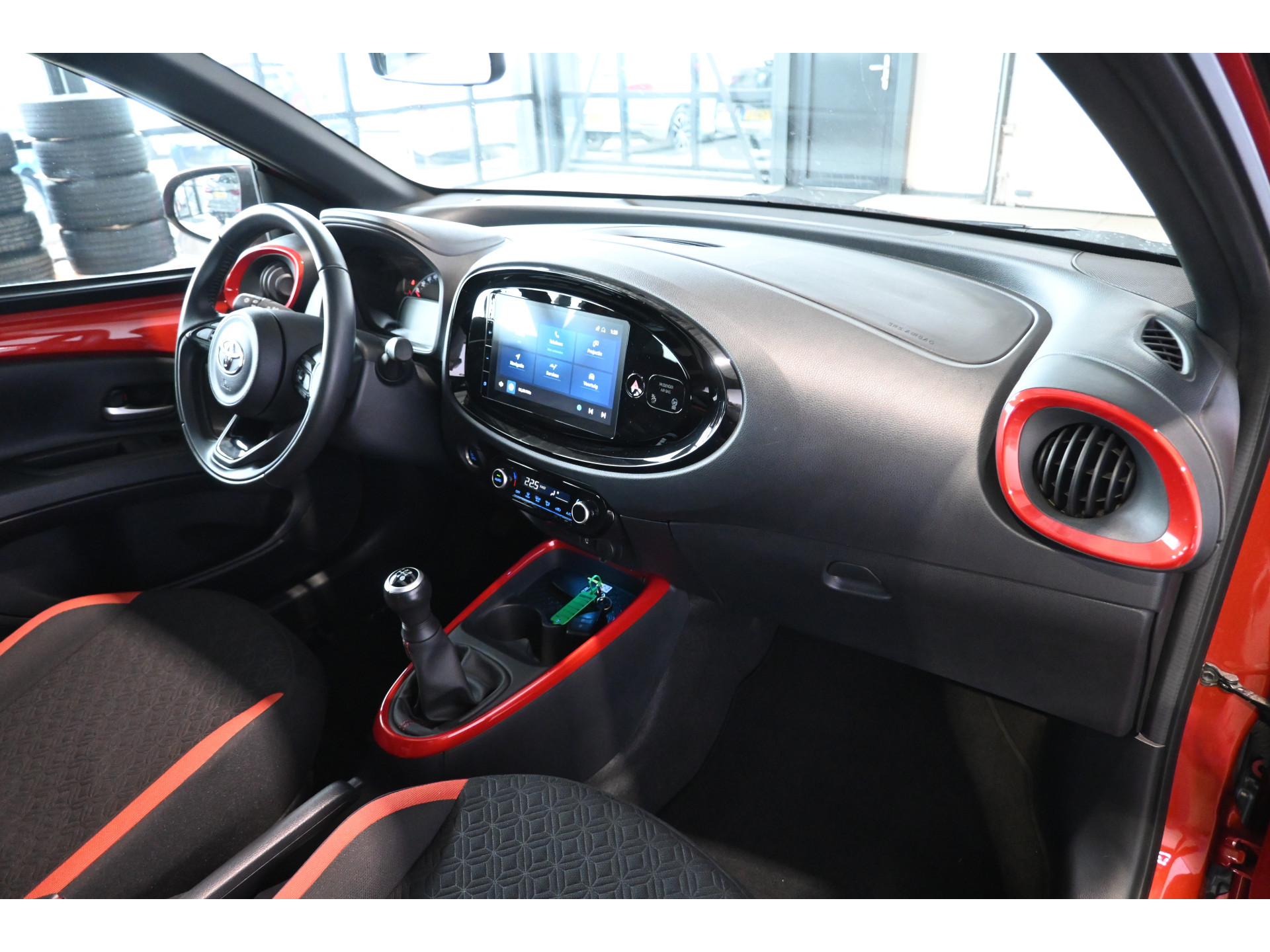 Toyota Aygo X 1.0 VVT-i MT Play Clima Carplay Panoramadak Camera LED Rijklaarprijs Inruil Mogelijk!