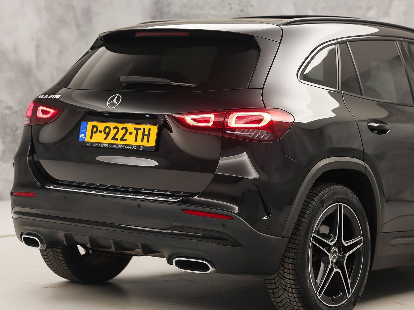 Mercedes-Benz GLA 200 AMG Sport 163Pk Automaat (PANORAMADAK, GROOT NAVI, SFEERVERLICHTING, CAMERA, SPORTSTOELEN, STOELVERWARMING, GETINT GLAS, NIEUWSTAAT)