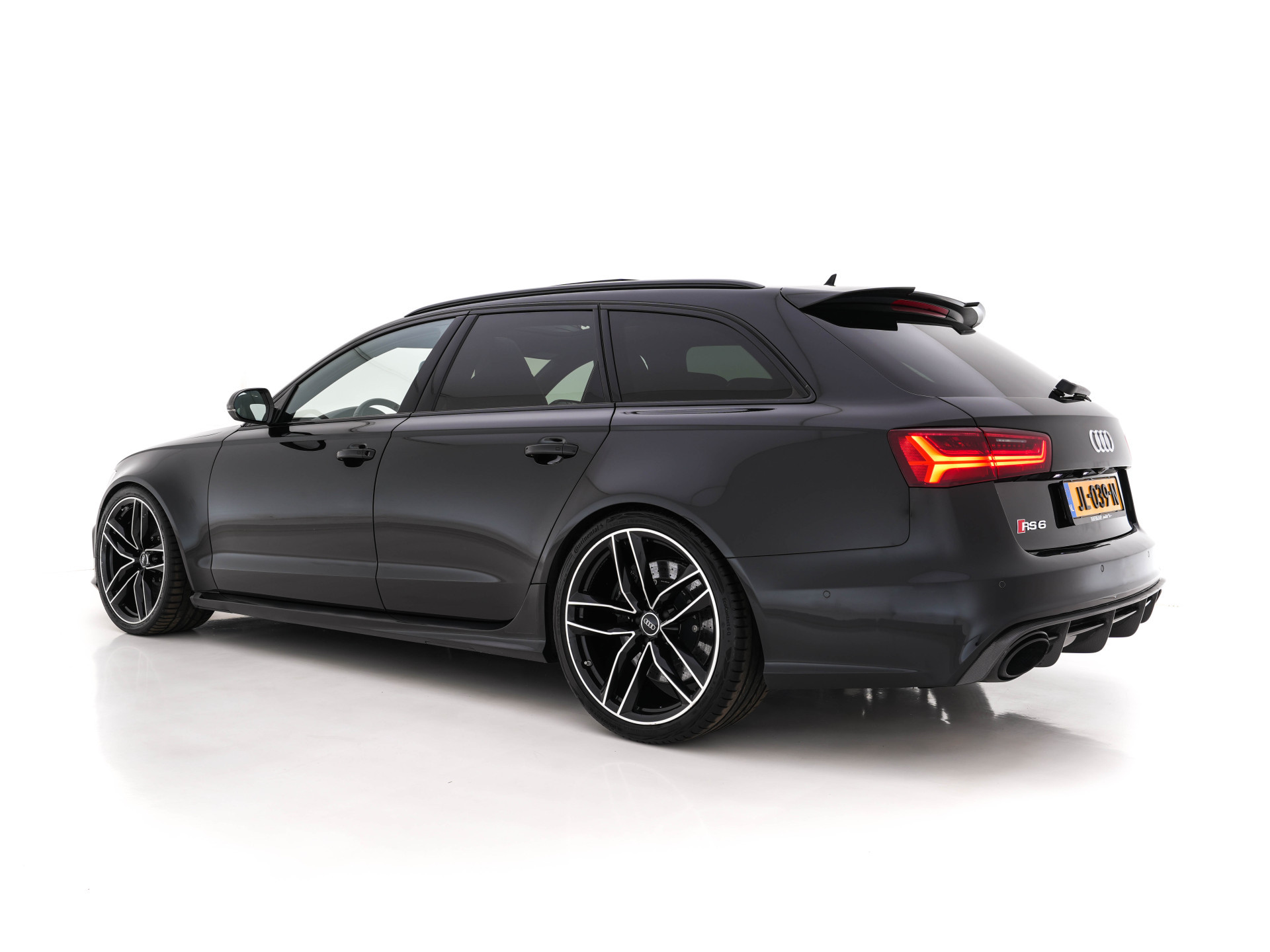 Audi RS6 Avant 4.0 TFSI Quattro *MILLITEK-EXHAUST | CERAMIC-BRAKES | PANO | LEATHER-ALCANTARA | FULL-LED | TOP-VIEW | BLIS | MEMORY-PACK | CARBON-INT. | BOSE-SOUND | LANE-ASSIST | KEYLESS | DAB+ | SPORT-SEATS | SHIFT-PADDLE