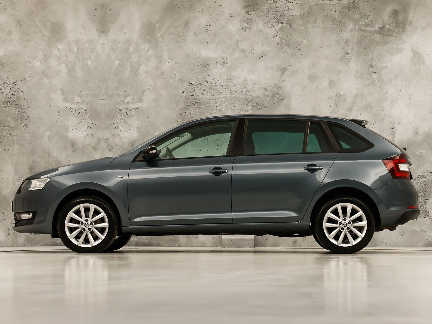 Škoda Rapid Spaceback 1.0 TSI Sport Automaat (PANORAMADAK, NAVIGATIE, CLIMATE, STOELVERWARMING, SPORTSTOELEN, GETINT GLAS, CRUISE, PARKEERSENSOREN, NIEUWSTAAT)