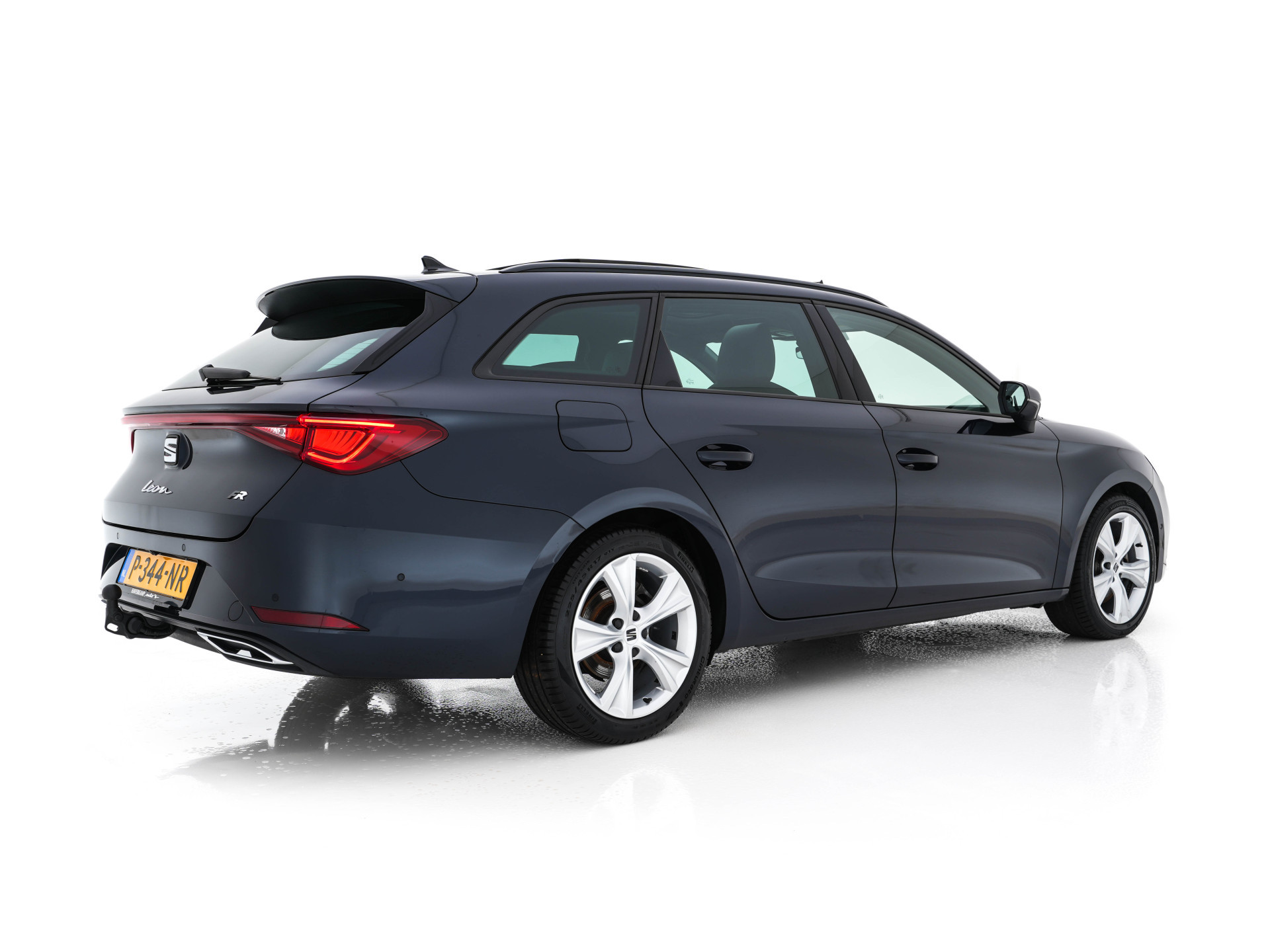 SEAT Leon Sportstourer 2.0 TDI FR Business Intense (INCL-BTW) Aut.  *PANO | FULL-LED | ADAPTIVE-CRUISE | DIGI-COCKPIT | NAVI-FULLMAP | LEATHER-MICROFIBRE | CARPLAY | KEYLESS | SHIFT-PADDLES | SPORT-SEATS | AMBIENT-LIGHT | CAMERA | 17''ALU | T