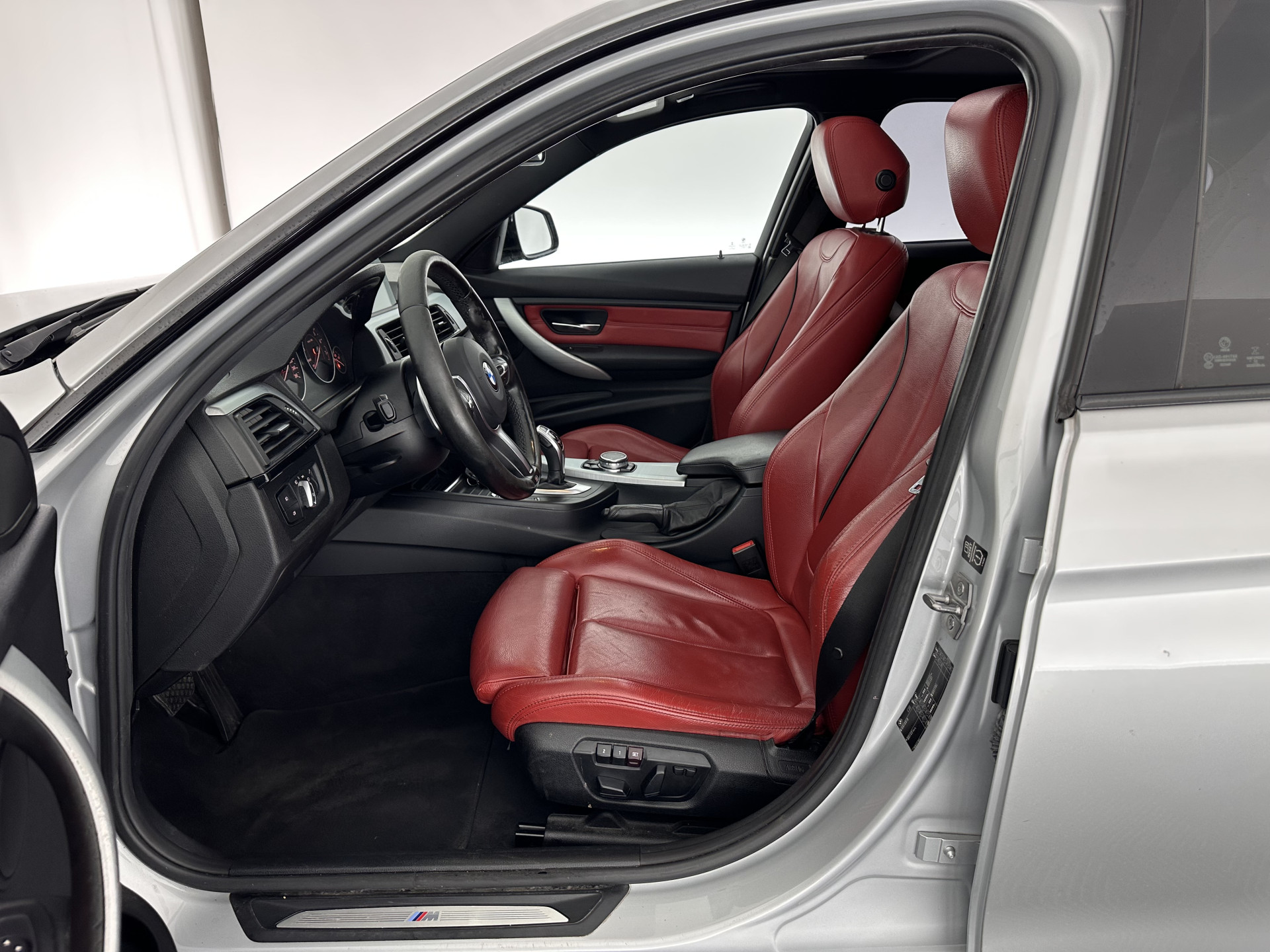 BMW 3-serie 328i High Executive M-Sport-Pack Aut *PANO | LEATHER | BI-XENON | HEATED-SPORTSEATS | SHIFT-PADDLES | HIFI-SOUND | MEMORY-PACK | KEYLESS | NAVI-FULLMAP | ECC | PRIVACY-GLASS | PDC | CRUISE | 19''ALU*