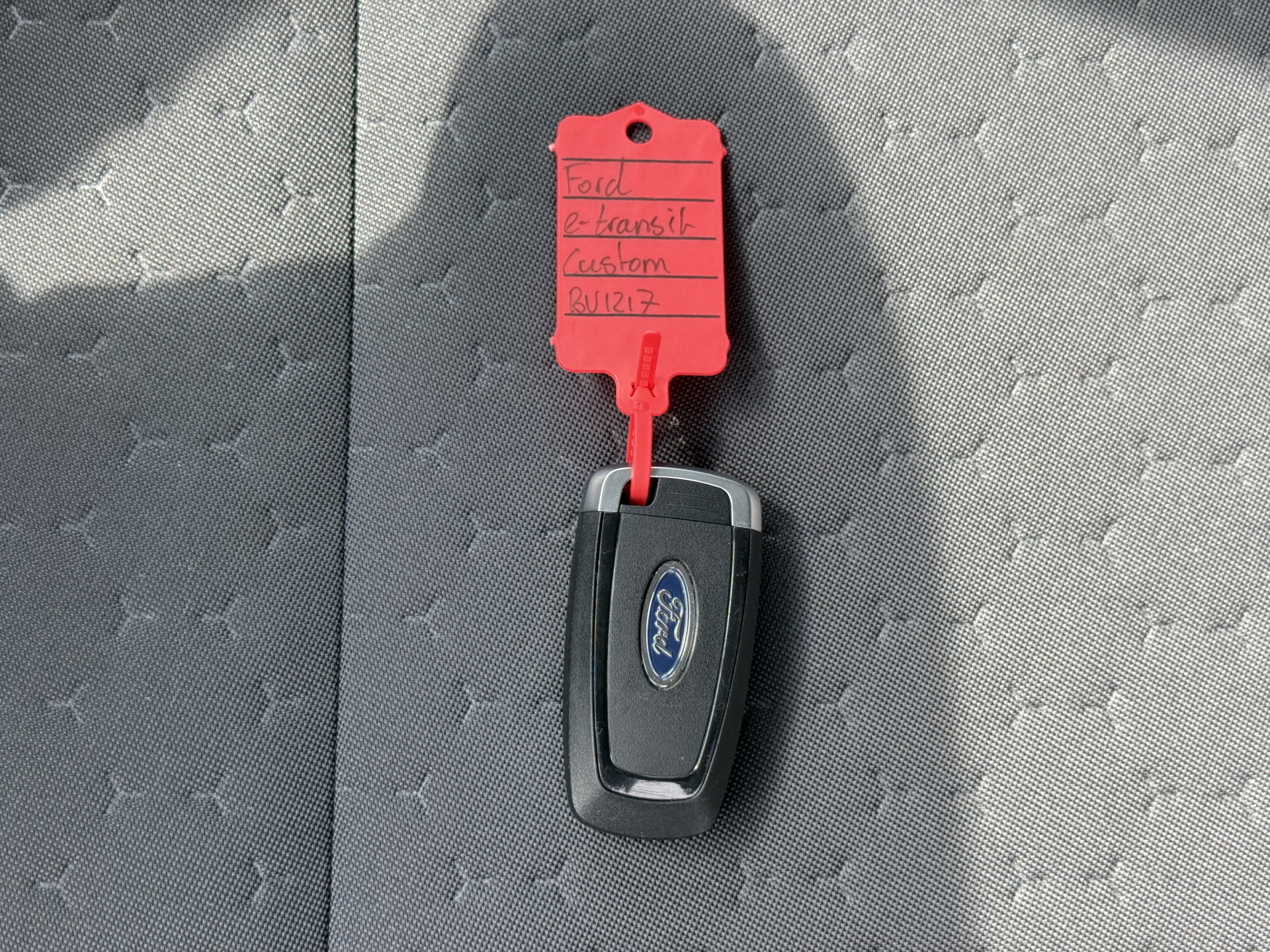 Ford e-Transit Custom 65 kWh 218PK Elektrisch 344km WLTP 2300kg Trekvermogen BEV Snelladen Stoelverwarming LED Cruise Control Camera Carplay Parkeersensoren v+a