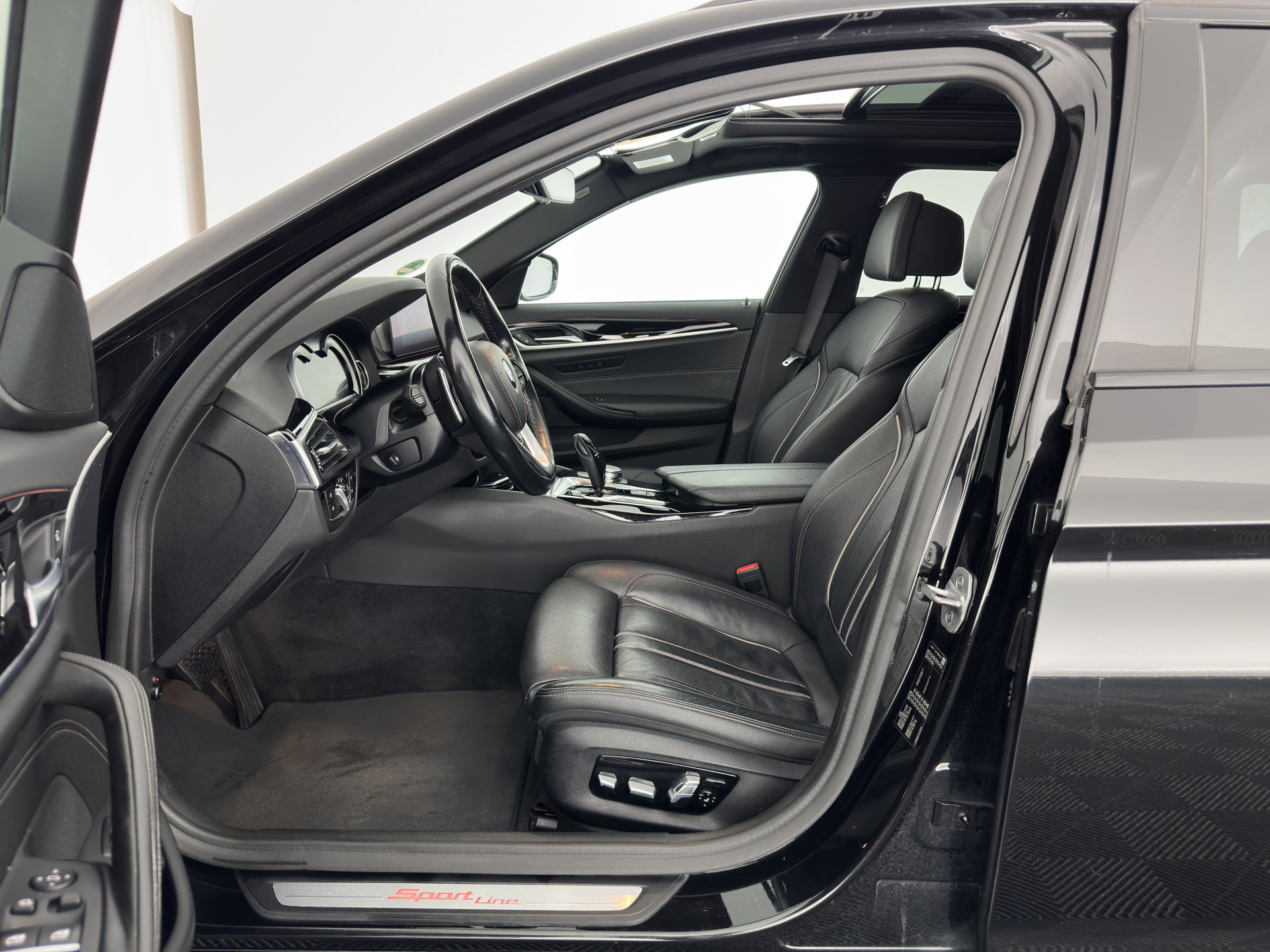 BMW 5-serie Touring 530d Sportline High Executive Aut. *PANO | LEATHER | FULL-LED | MEMORY-PACK | TOP-VIEW | HEATED-COMFORTSEATS | NAVI-FULLMAP | PRIVACY-GLASS | AMBIENT-LIGHT | ECC | CARPLAY | PDC | TOWBAR | SHIFT-PADDLES | 20"ALU*