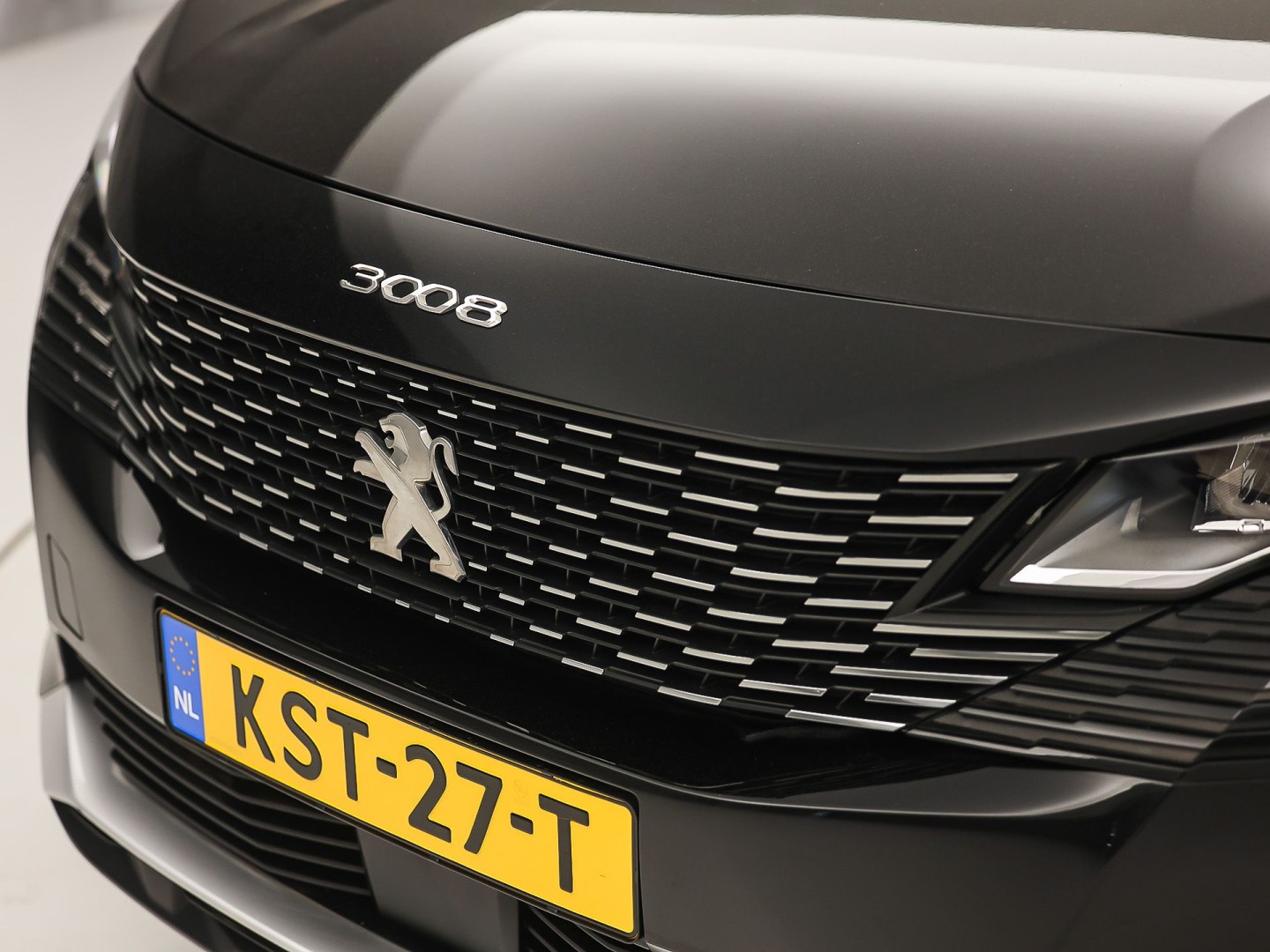 Peugeot 3008 1.6 HYbrid 225 Allure Sport 225Pk Automaat (APPLE CARPLAY, GROOT NAVI, 360 CAMERA, LEDER, SPORTSTOELEN, ZWART HEMEL, KEYLESS, GETINT GLAS, NIEUWSTAAT)