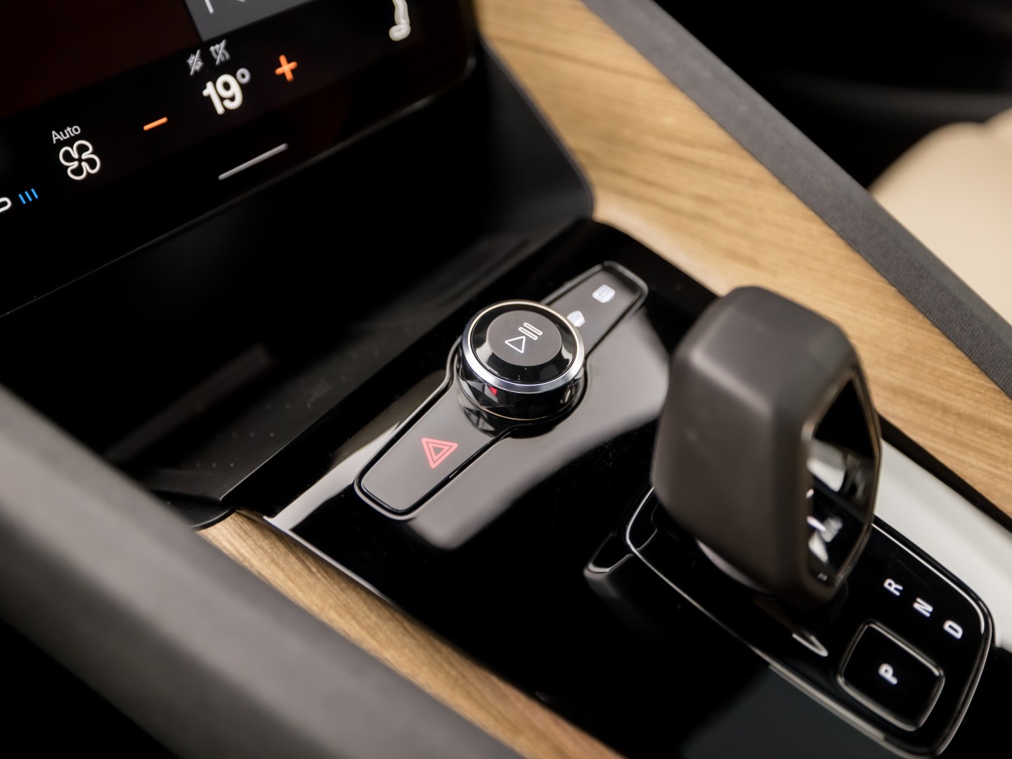 Polestar 2 Long Range Dual Motor Launch Edition 78kWh 408Pk Automaat (PANORAMADAK, HARMAN/KARDON, APPLE CARPLAY, 360 CAMERA, STOELVENTILATIE, MEMORY SEATS, GETINT GLAS, TREKHAAK, ELEK ACHTERKLEP, NIEUWSTAAT)