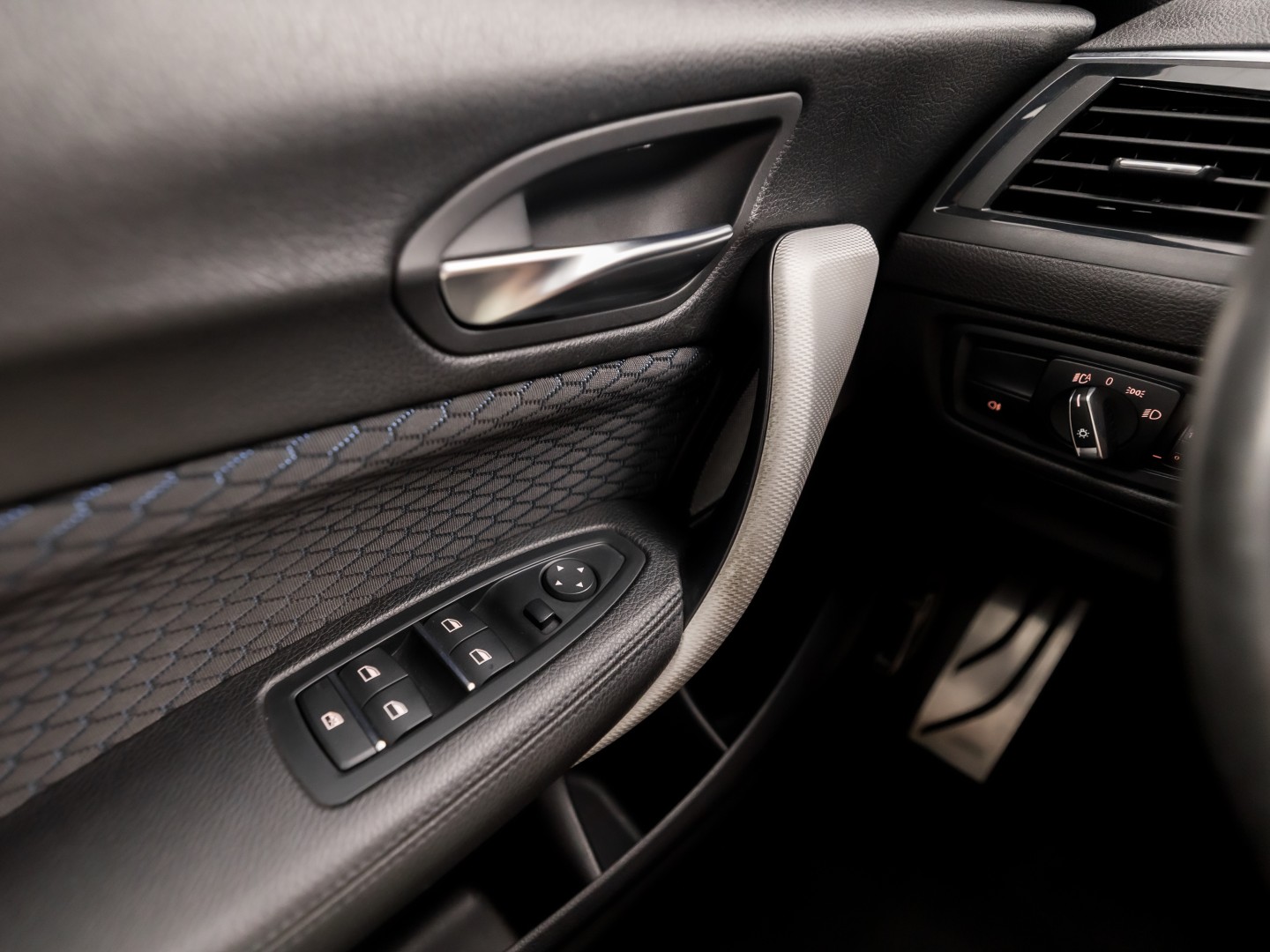 BMW M140i M Sport High Executive 340Pk Automaat (6 CILINDER, M PAKKET, HARMAN/KARDON, ALCANTARA, CAMERA, SPORTSTOELEN, M SPORTREMMEN, NAVIGATIE, STOELVERWARMING, GETINT GLAS, NIEUWSTAAT)