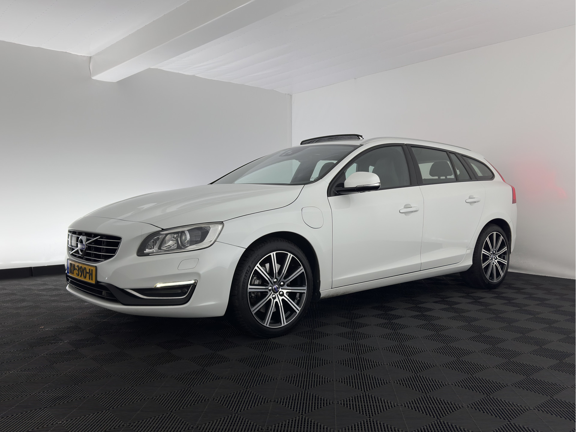 Volvo V60 2.4 D5 Twin Engine Special Edition Aut. *PANO | LEATHER | BI-XENON | BLINDSPOT | MEMORY-PACK | NAVI-FULLMAP | HEATED-SPORTSEATS | CAMERA | PERFORMANCE-AUDIO | TOWBAR | 18''ALU*