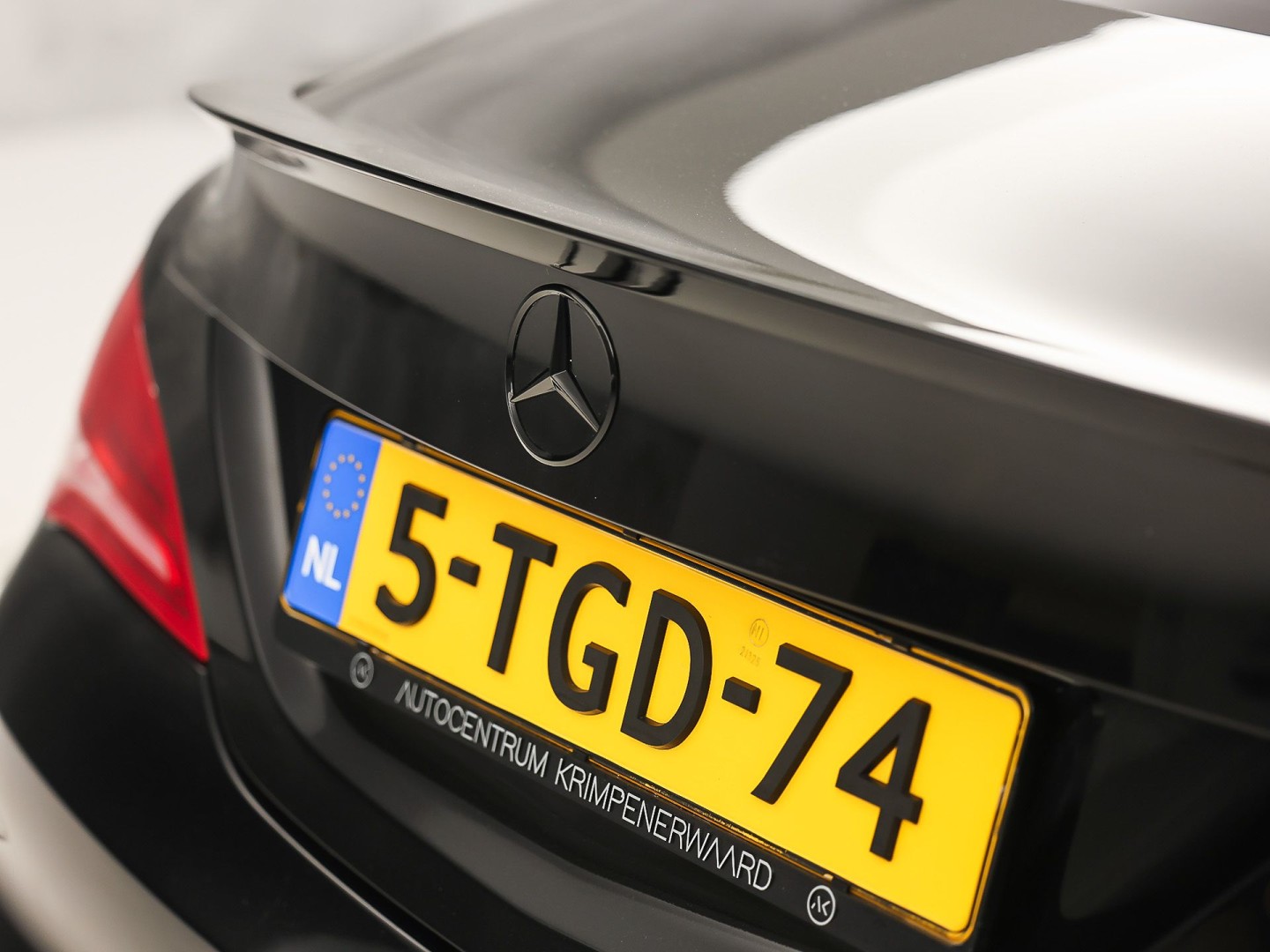 Mercedes-Benz CLA-Klasse 250 AMG Sport 211Pk Automaat (PANORAMADAK, STERRENHEMEL, NAVIGATIE, RODE GORDELS, LEDER/ALCANTARA, STOELVERWARMING, SPORTSTOELEN, GETINT GLAS, CRUISE, NIEUWSTAAT)