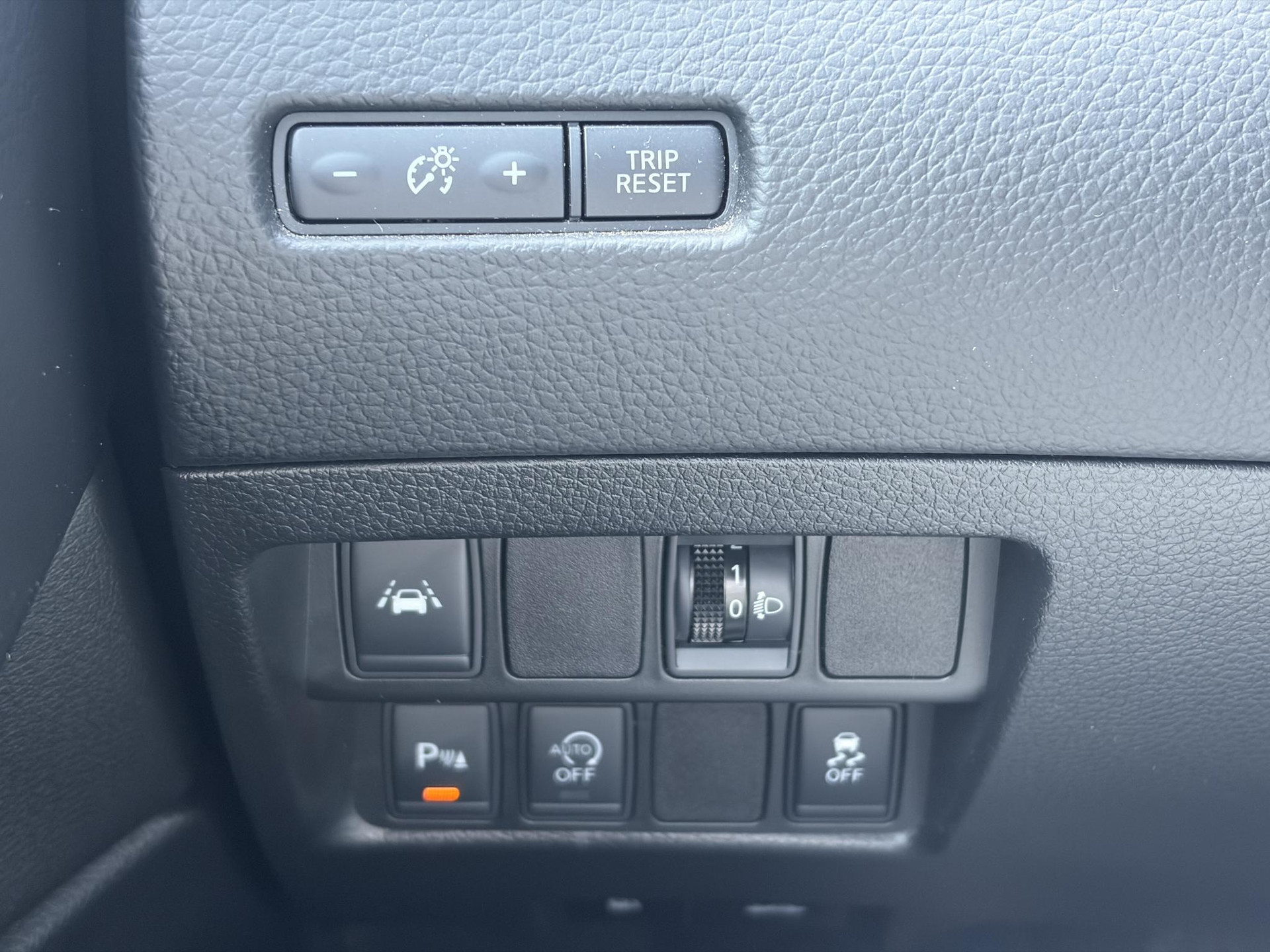 Nissan Qashqai 1.2 N-Connecta 360° Camera,Pano,Trekhaak,Navi,Clima,Cruise,Pdc V+A,Lm velgen,6 Bak,Dakrails,N.A.P,115pk,Apk tot 11-2026