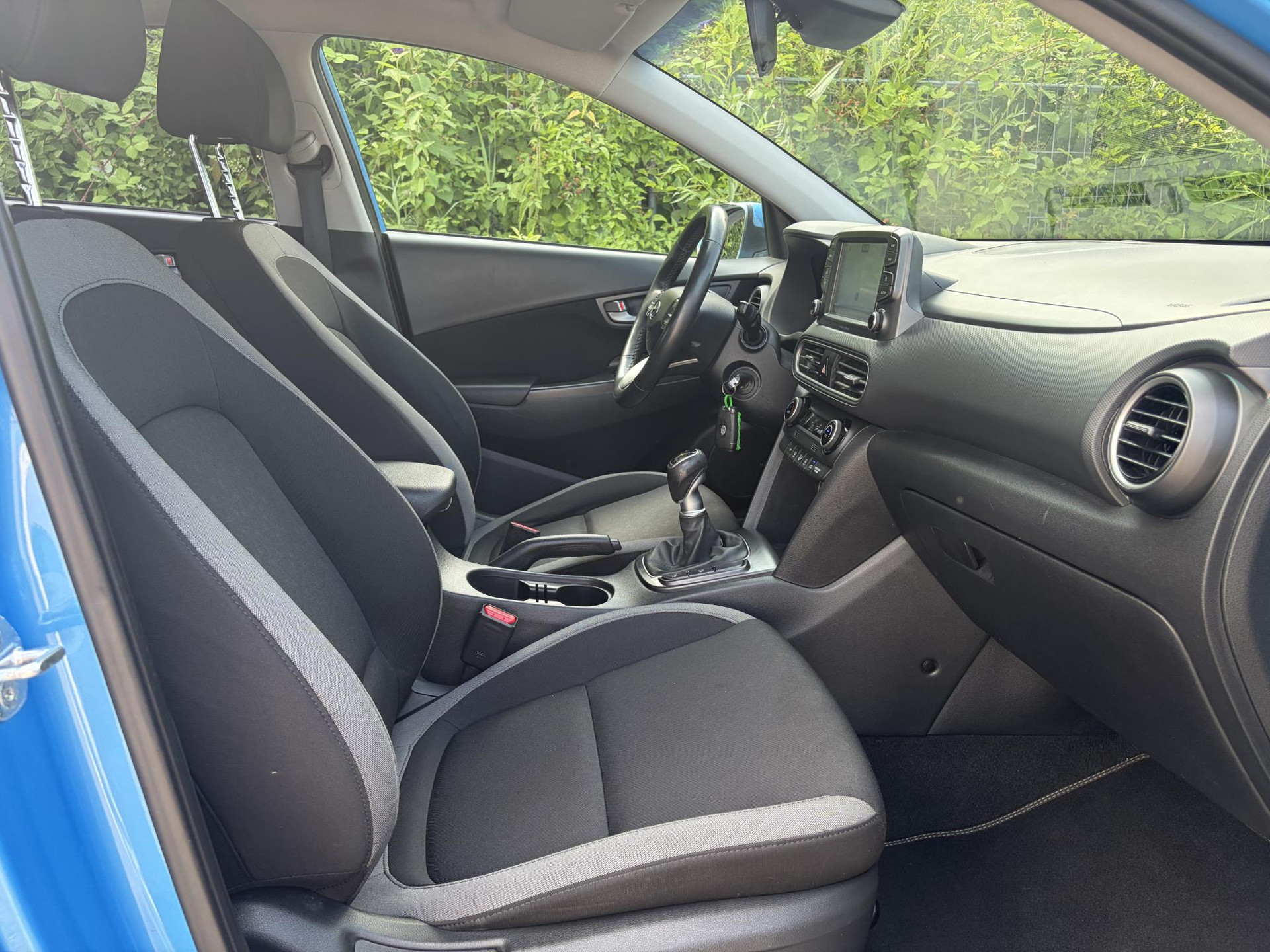 Hyundai Kona 1.0T Essence 2e Eigenaar,Trekhaak,Camera,Carplay,Navi,Clima,Cruise,6 Bak,N.A.P,120pk,Lm velgen,Rijstrooksensor,Pdc,Apk tot 03-2027