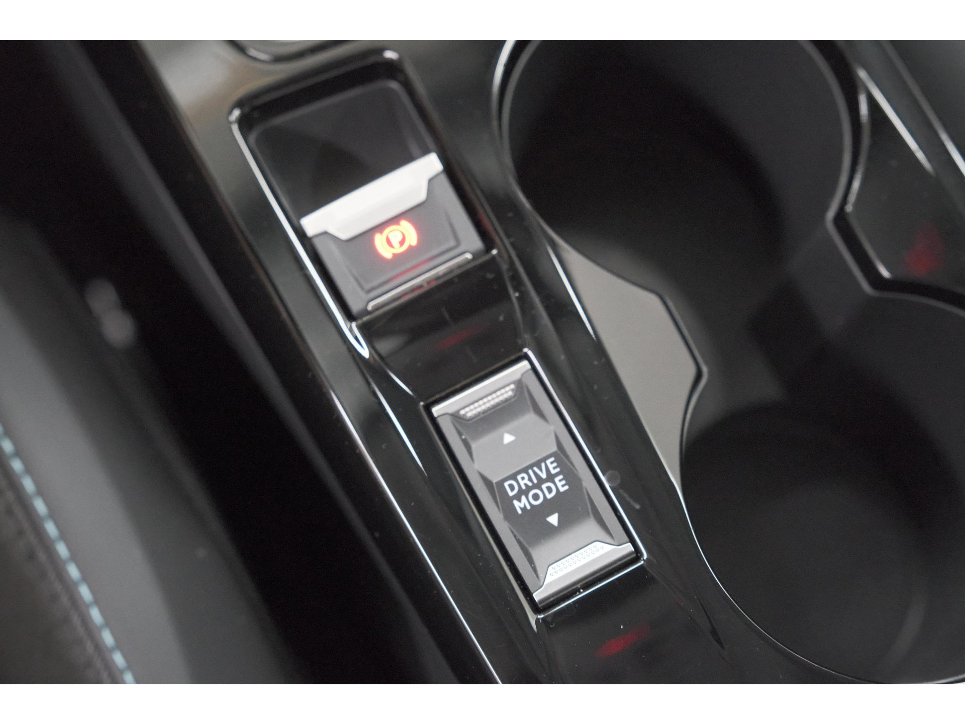 Peugeot e-208 EV Allure 50 kWh | 98,9% SOH | Camera | Navigatie | Parkeersensoren | Stoelverwarming