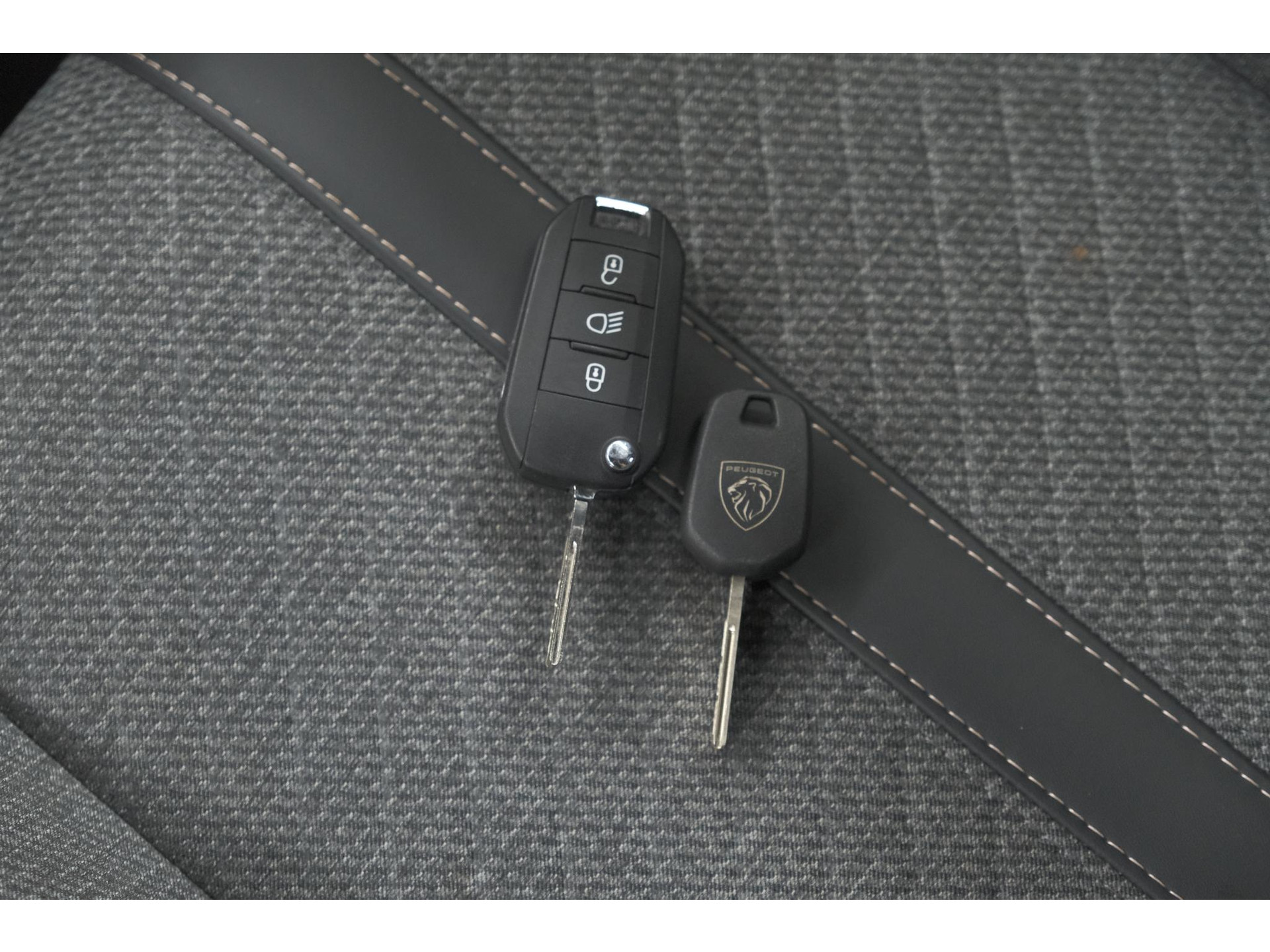 Peugeot 2008 Hybrid 136 e-DCS6 Allure | 360 Camera | Adaptieve Cruise Control | Dodehoekdetectie | Navigatie