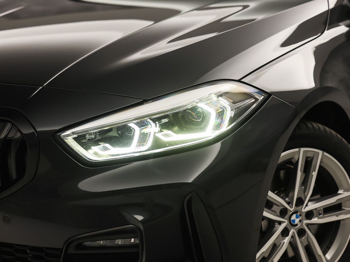 BMW 1 Serie 118i M Sport Automaat (APPLE CARPLAY, M PAKKET, GROOT NAVI, LEDER, SPORTSTOELEN, SFEERVERLICHTING, GETINT GLAS, NIEUWSTAAT)
