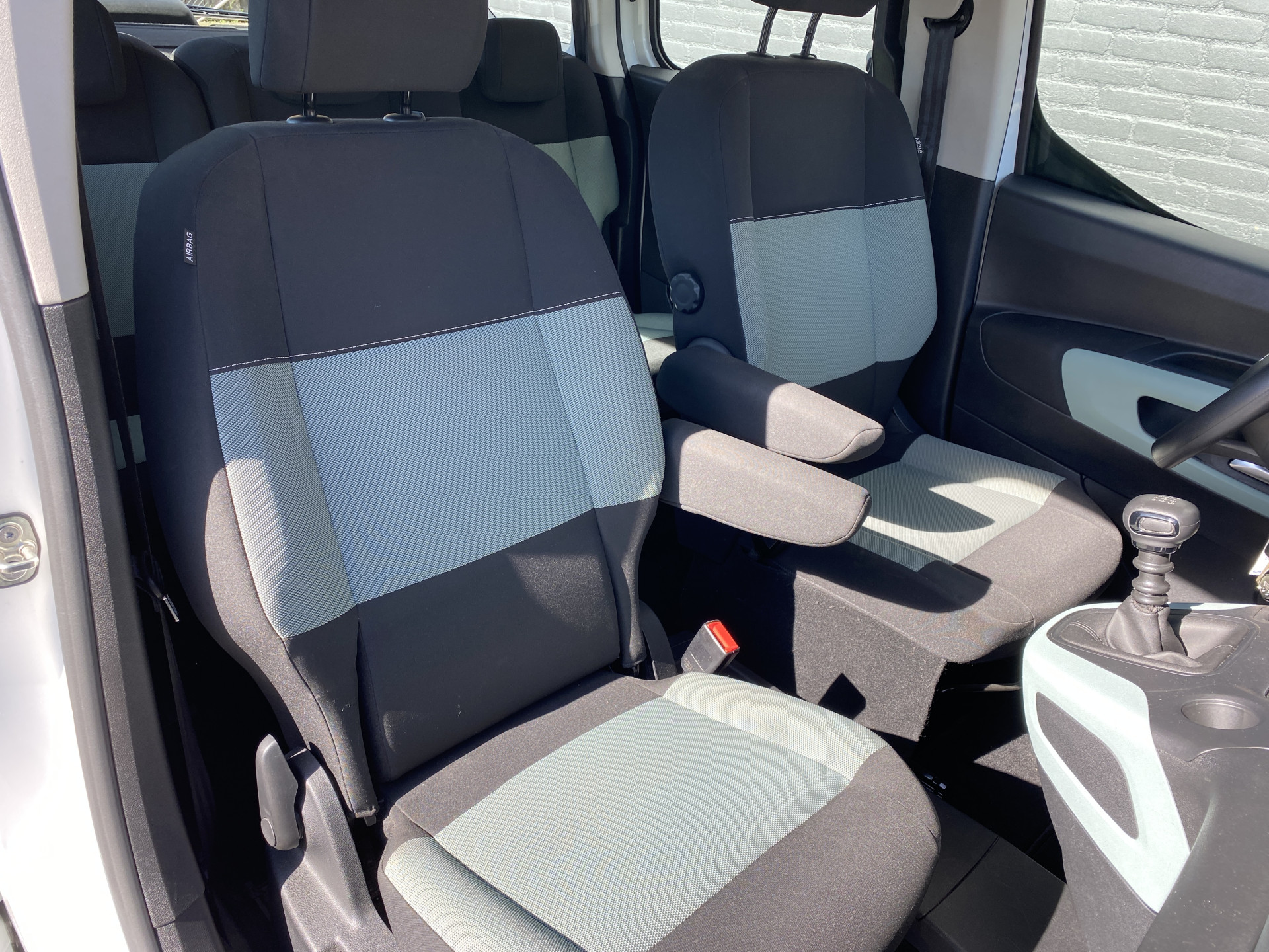 Citroën Berlingo 1.2 PureTech Feel | dealer onderh. | navigatie | cruise control | airco | parkeersensoren | all season banden