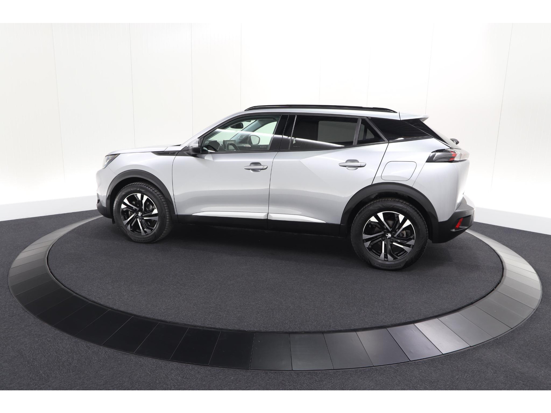 Peugeot e-2008 EV Allure 50 kWh | SOH=96.7 % | 3 Fase Laadfunctie | Camera | Navigatie | Parkeersensoren | Apple Carplay