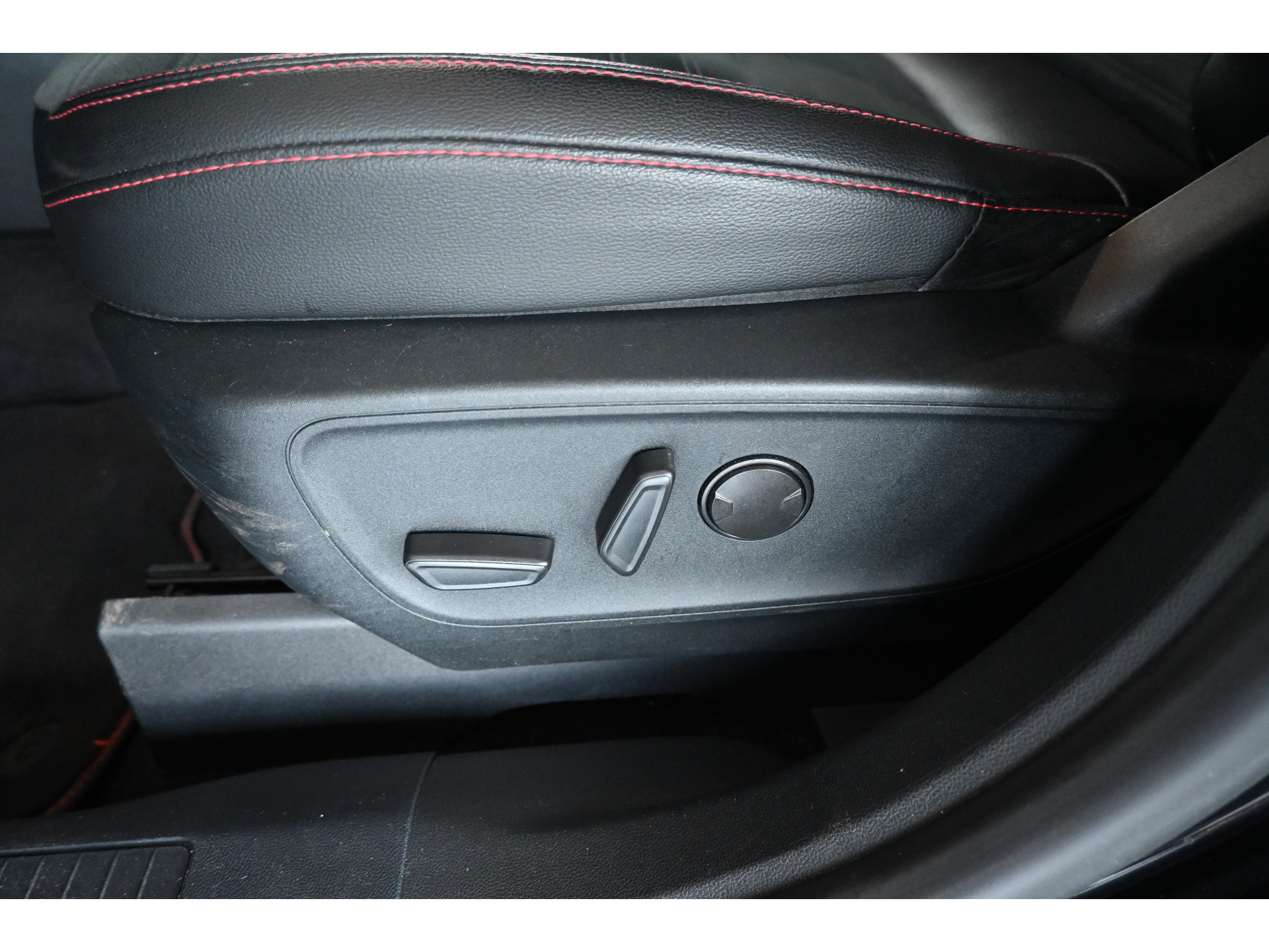 Ford Kuga 2.5 PHEV Vignale Automaat Navigatie Stoelverwarming Head Up! LED Camera Rijklaarprijs! Inruil Mogelijk!