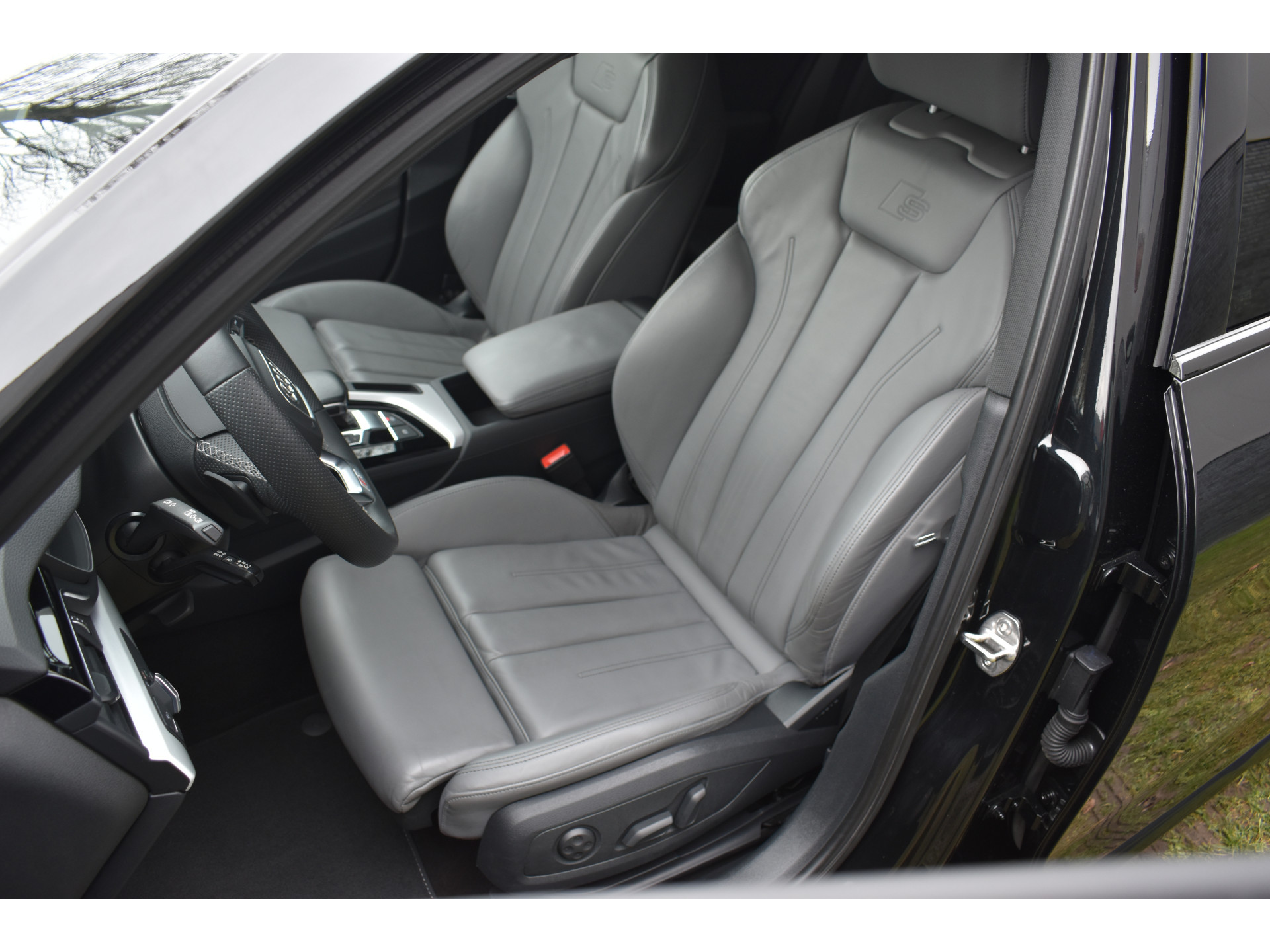 Audi A4 Limousine 35 TFSI S-line 2.0 Mild Hybrid S-line black-line Automaat Leder interieur