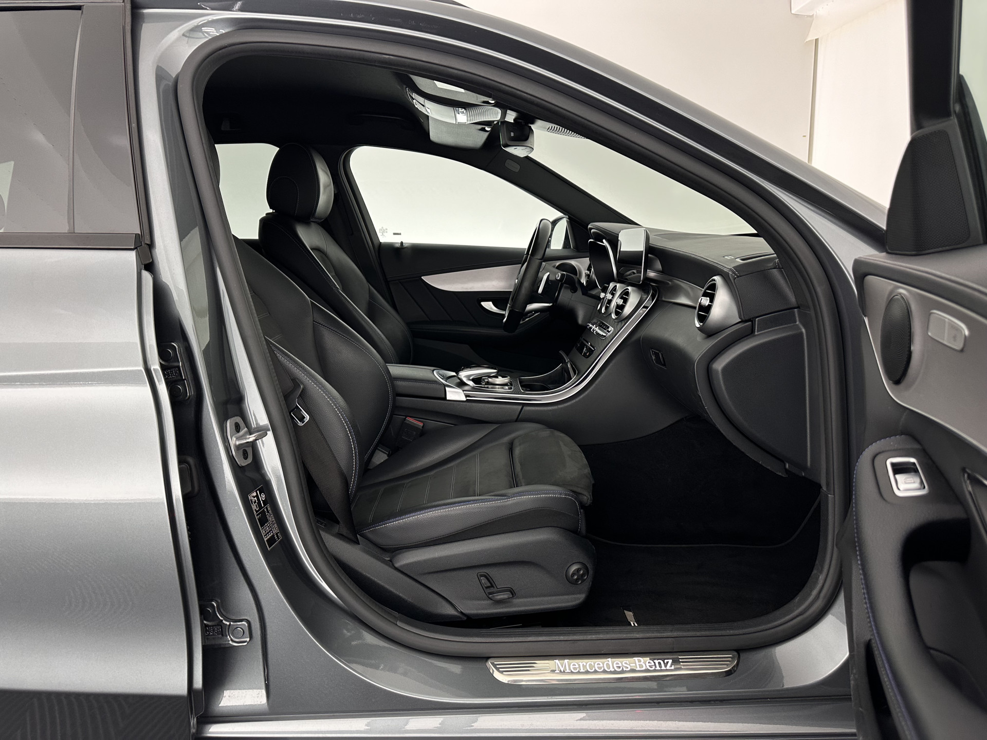 Mercedes-Benz C-klasse Estate 300 e AMG Limited Business Solution ( Plug-in ) (INCL-BTW) Aut. *LEATHER-ALCANTARA | FULL-LED | NAVI-FULLMAP | TOPVIEW | BLINDSPOT | PREMIUM-AUDIO | DAB | CARPLAY | AMBIENTLIGHT | DIGI-COCKPIT | SPORTSEATS | TOWBAR | 18"ALU*