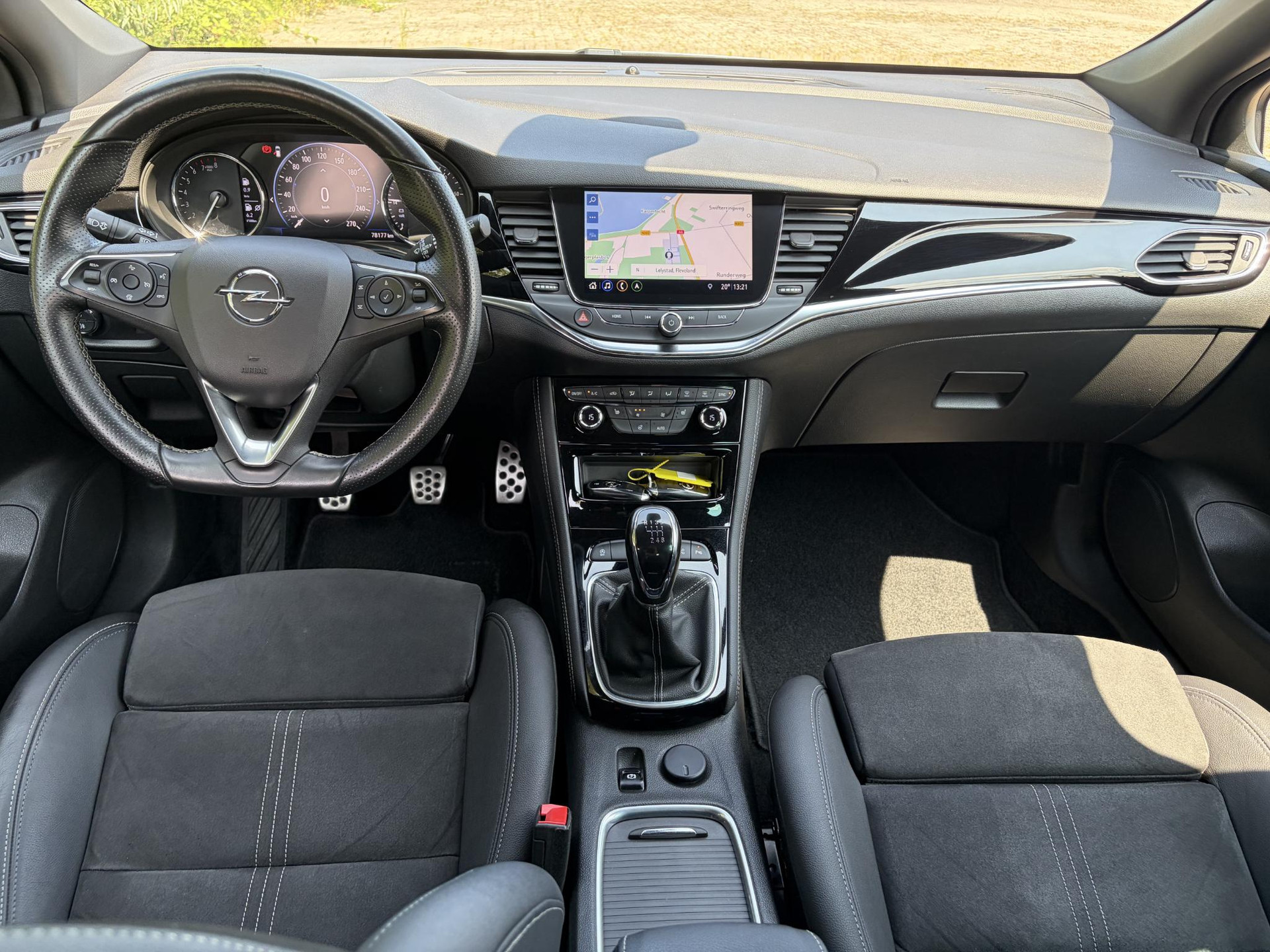 Opel Astra Sports Tourer 1.2 Ultimate 146pk,Afn Trekhaak,Camera,Keyless,Carplay,6 Bak,Stoelverw,Lm velgen,Alcantara-Leder,Dealer Onderhouden,Clima,Cruise,Dodehoek,Rijstrooksensor,N.A.P,Pdc V+A,Apk tot 07-2028