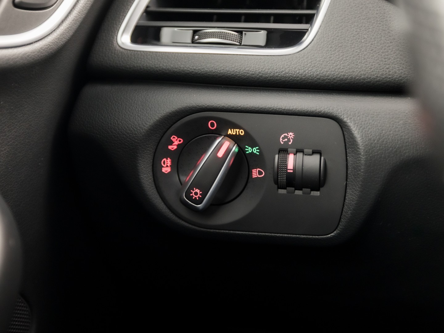Audi Q3 1.4 TFSI S-Line Sport 150Pk Automaat (2X S-LINE, NAVIGATIE, LEDER, STOELVERWARMING, SPORTSTOELEN, GETINT GLAS, TREKHAAK, NIEUWE APK, NIEUWSTAAT)
