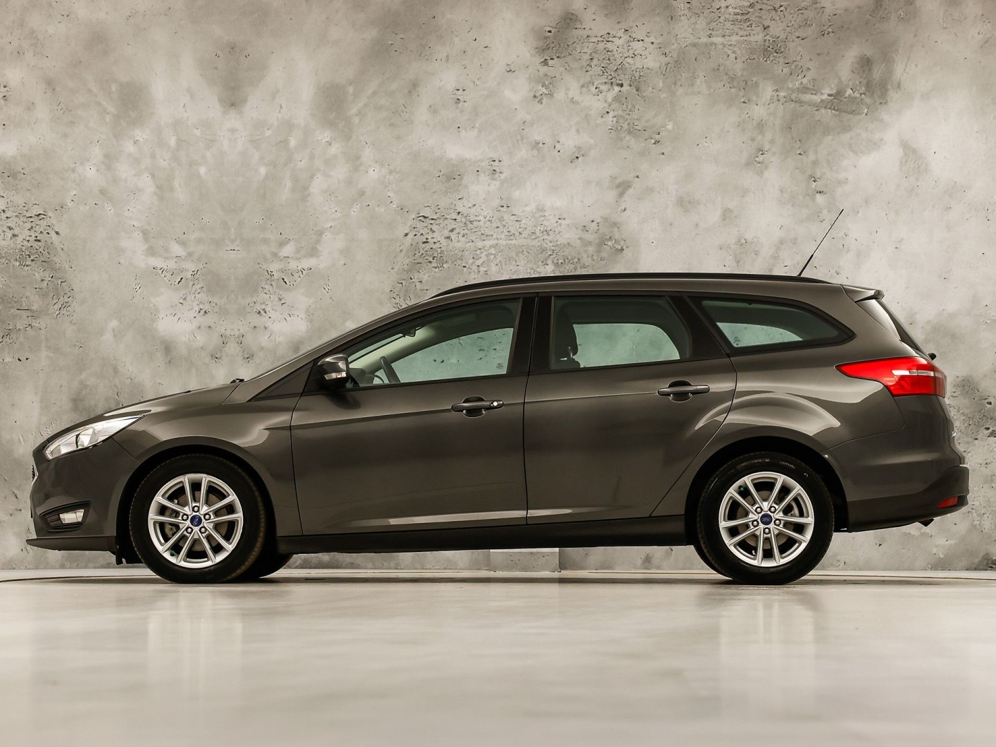 Ford Focus Wagon 1.0 Sport Automaat (NAVIGATIE, STUUR/STOELVERWARMING, LM VELGEN, SPORTSTOELEN, CRUISE, PARKEERSENSOREN, NIEUWSTAAT)