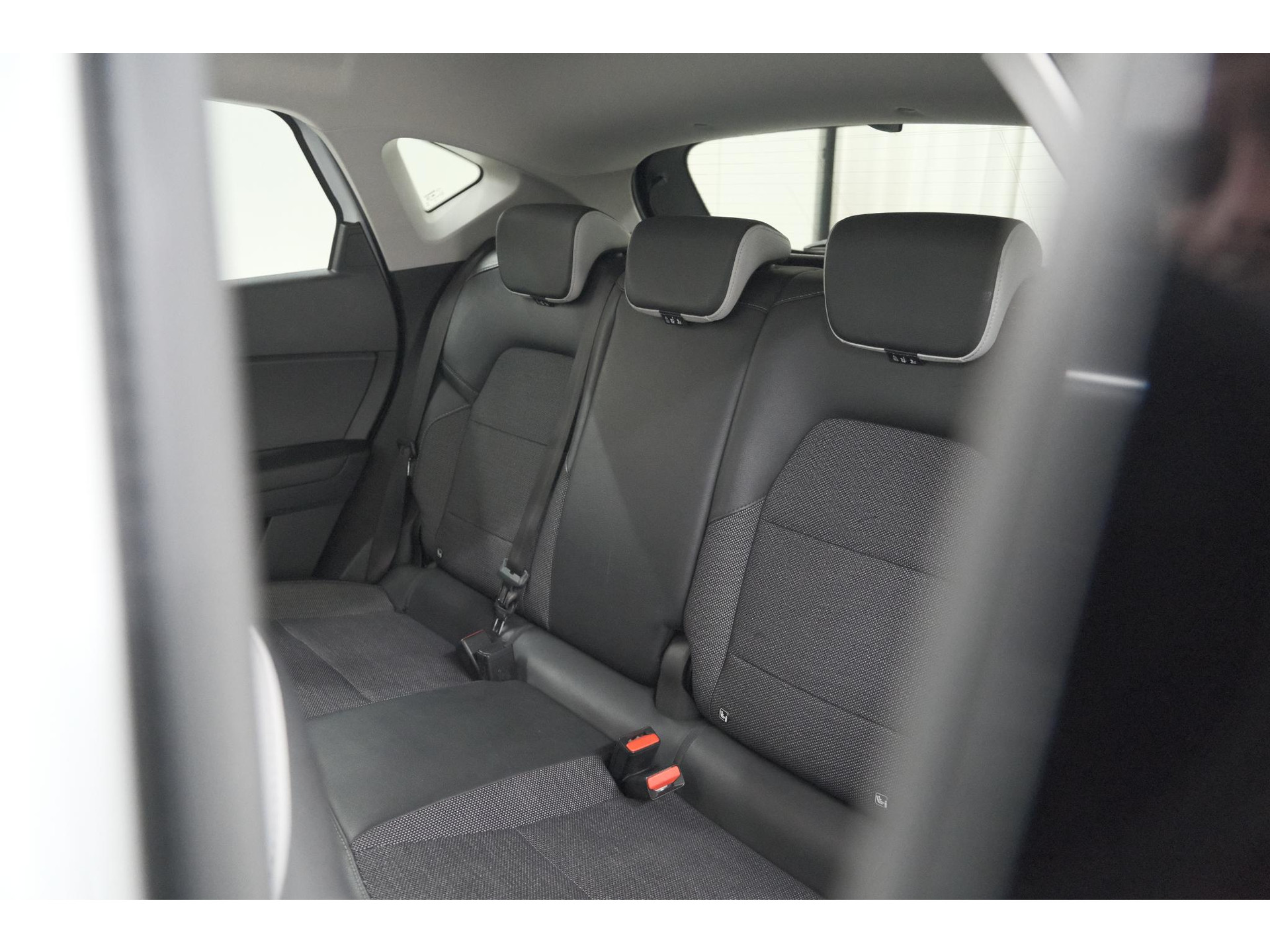 Renault Captur 1.6 E-Tech Plug-in Hybrid 160 Intens | Trekhaak | Camera | Adaptieve Cruise Control | Dodehoekdetectie