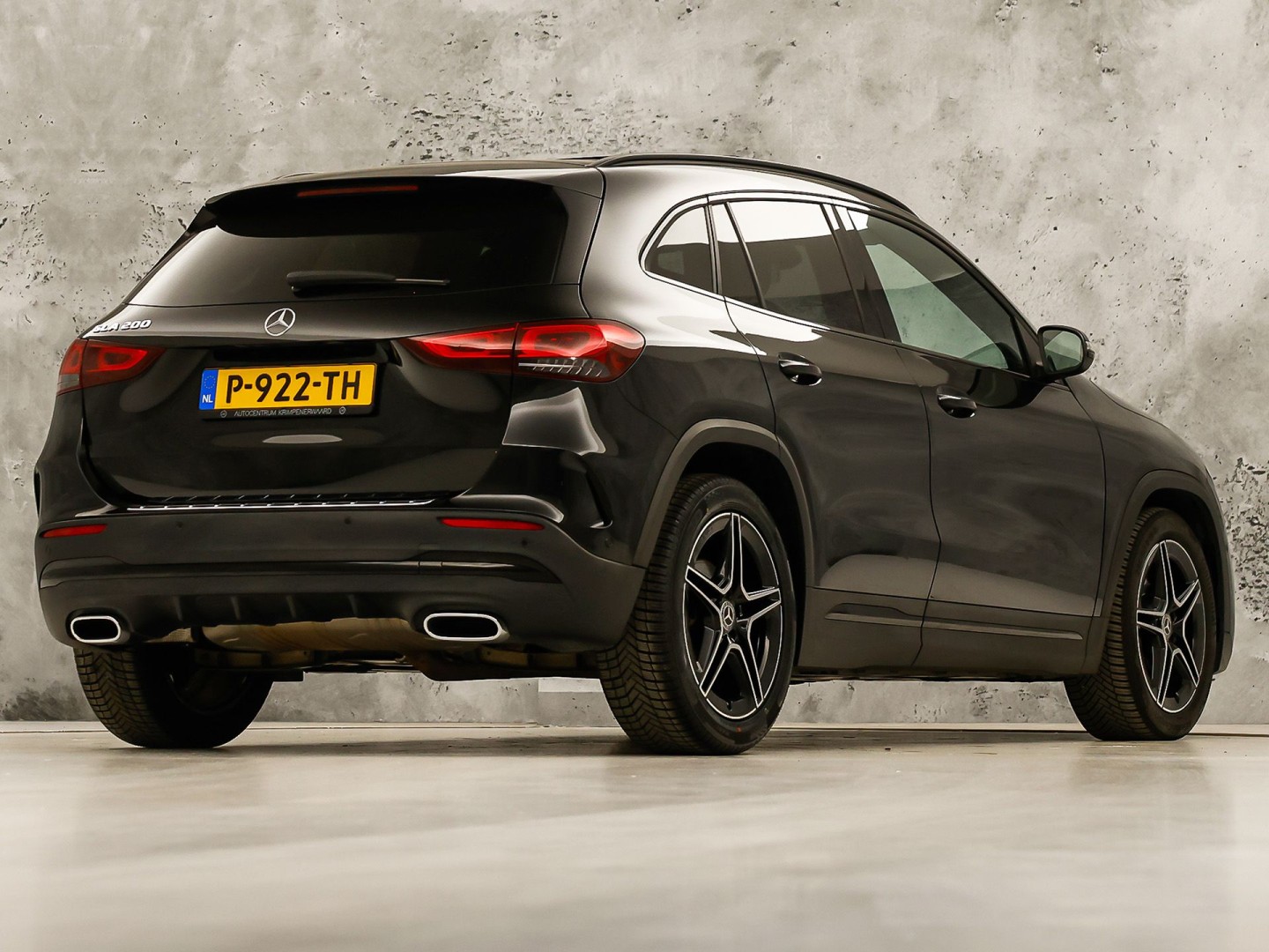 Mercedes-Benz GLA 200 AMG Sport 163Pk Automaat (PANORAMADAK, GROOT NAVI, SFEERVERLICHTING, CAMERA, SPORTSTOELEN, STOELVERWARMING, GETINT GLAS, NIEUWSTAAT)