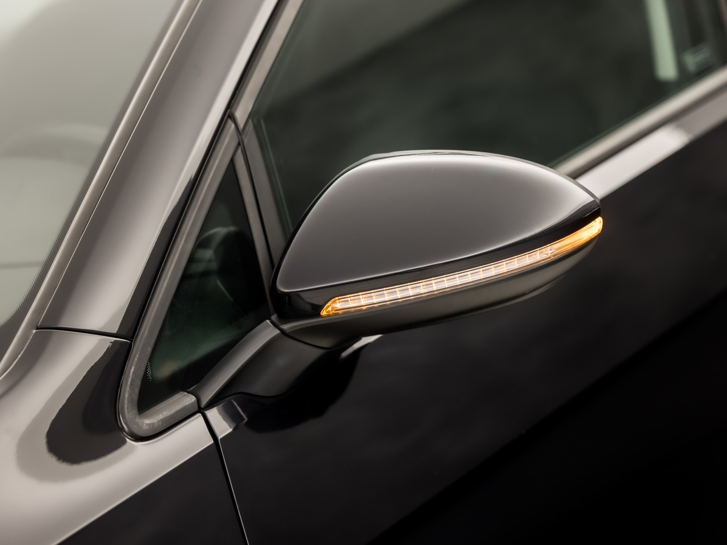 Volkswagen Golf 1.0 TSI Sportline (APPLE CARPLAY, GROOT NAVI, ALCANTARA, DYNAMISCHE KNIPPERLICHTEN, SPORTSTOELEN, STOELVERWARMING, ADAPTIVE CRUISE, PARKEERSENSOREN, NIEUWSTAAT)