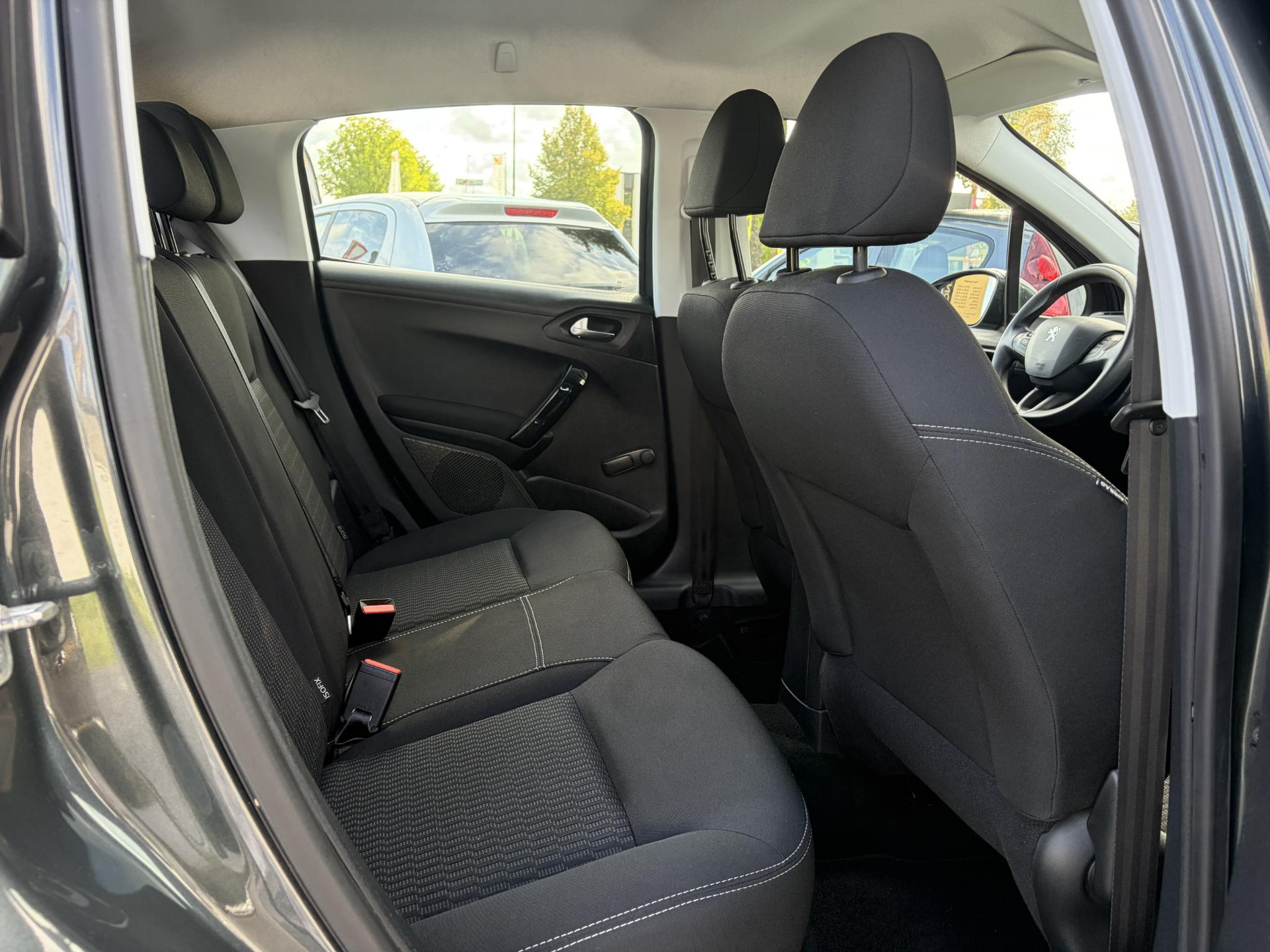 Peugeot 208 1.2 PureTech Blue Lion ✓Nieuwe D-riem✓Afn.Trekhaak✓Carplay✓Navi✓Airco✓Cruise✓Pdc✓2e Eigenaar✓Weinig Km✓5 Deurs✓N.A.P✓Apk tot 08-2027