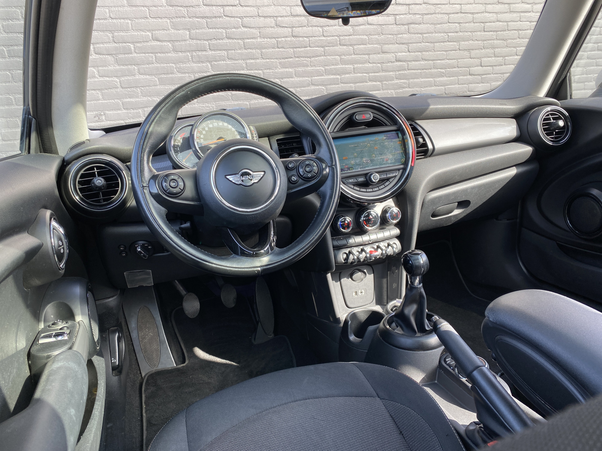 MINI Mini 1.5 Cooper Pepper 136 pk | navigatie | panoramadak | bluetooth | cruise control | chromen details | trekhaak