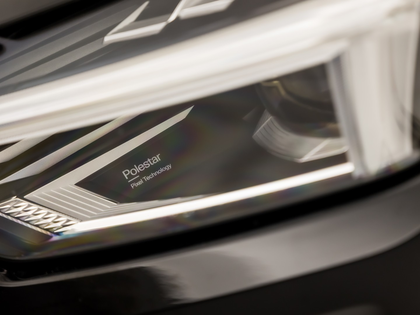 Polestar 2 Long Range Dual Motor Launch Edition 78kWh 408Pk Automaat (PANORAMADAK, HARMAN/KARDON, APPLE CARPLAY, 360 CAMERA, STOELVENTILATIE, MEMORY SEATS, GETINT GLAS, TREKHAAK, ELEK ACHTERKLEP, NIEUWSTAAT)